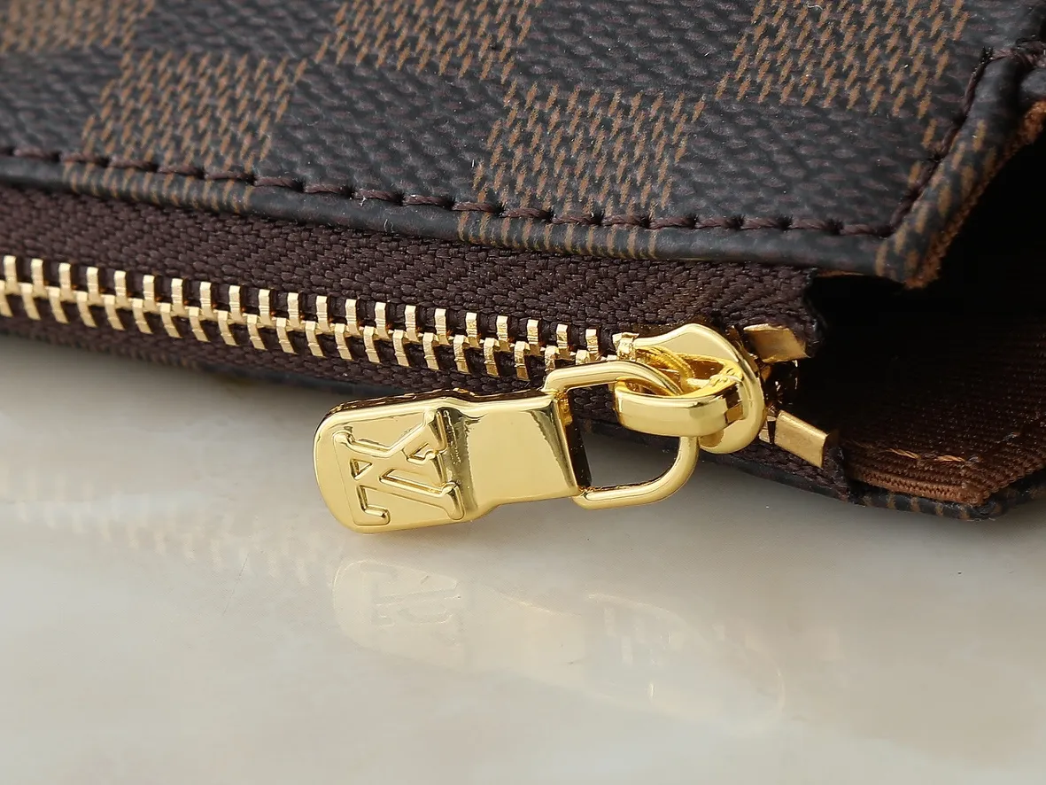 💰200💰Upgraded from the original M13567. This Pochette Eva handbag is made of the brand's Monogram canvas with contrasting leather trim, conveying elegance with a unique touch. The Louis Vuitton-engraved logo plate and detachable chain complement each other, and the shape is ideal for storing daily necessities such as a short wallet and cosmetics. Dimensions: 27.0 x 11.0 x 5.0 cm (length x height x width)