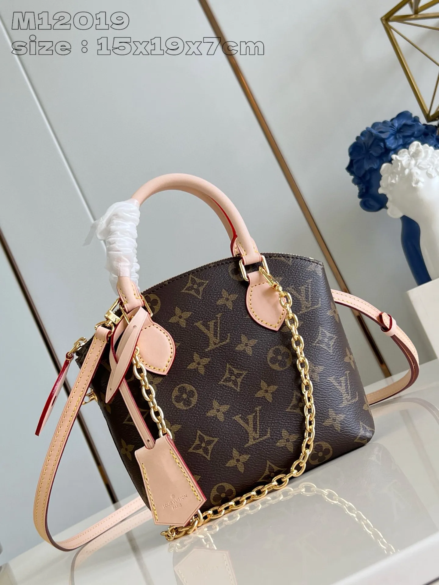 💰900 top original order [Exclusive real shot M12019] This Lockit BB handbag draws inspiration from the Knick-Knack handbag in the 1960s and can be flexibly switched between multiple carrying methods. Monogram coated canvas with a curved upper edge and oval trim reflect the classic elements of the original design. The padlock opening and closing once again pays tribute to the brand's long heritage. 15 x 19 x 7 cm (length x height x width)