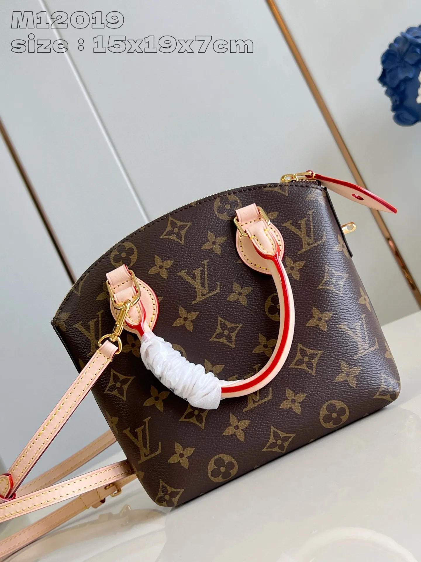 💰900 top original order [Exclusive real shot M12019] This Lockit BB handbag draws inspiration from the Knick-Knack handbag in the 1960s and can be flexibly switched between multiple carrying methods. Monogram coated canvas with a curved upper edge and oval trim reflect the classic elements of the original design. The padlock opening and closing once again pays tribute to the brand's long heritage. 15 x 19 x 7 cm (length x height x width)