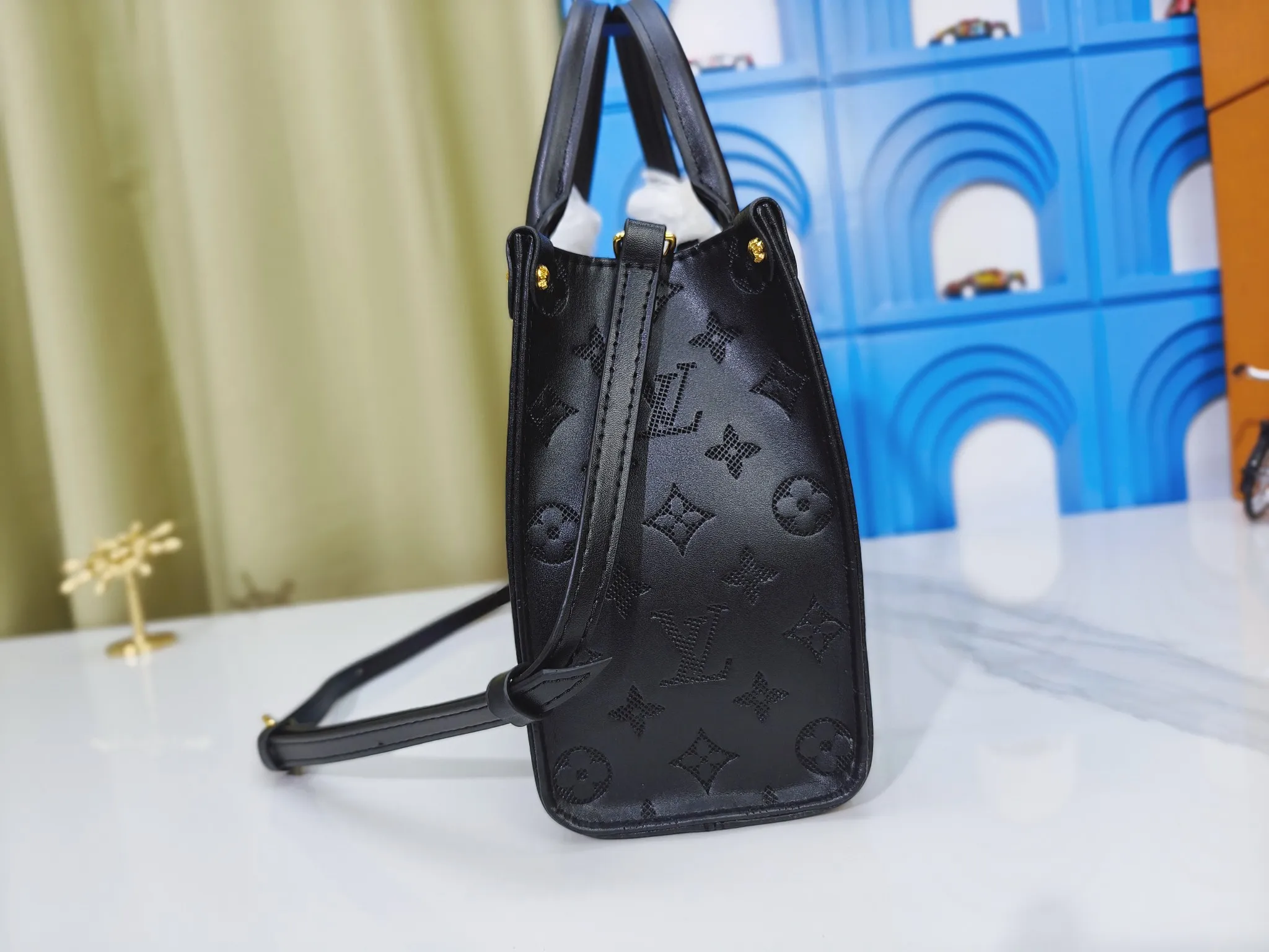 P240💰Upgraded from the original m12465m12775 m45659m45607 mm45595 m46531 m45495 This monogramink series onthego medium handbag has a matte texture of smooth cow leather, and the corner rivets pay tribute to the brand's classic hard box design. The neat interior has a large zipper pocket for storing banknotes and receipts. Dimensions: 25x19x11 cm (length x height x width)