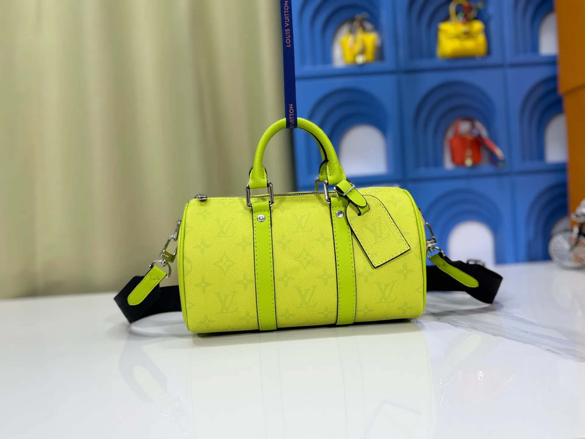 P240 Upgraded original M14078 lime green M13935 gradient rainbow, black and white three colors N40770 Brown M15428 presbyopia M46271 black flower M20900 M46249 This handbag condenses the classic silhouette of the Keepall travel bag and is made of Monogram embossed Taurillon leather. The compact structure is suitable for storing small items such as mobile phones and wallets. With its clever use of leather handles and detachable shoulder strap, it's easy to carry with you in trendy style. Detailed features Dimensions: 25✘15✘11 cm