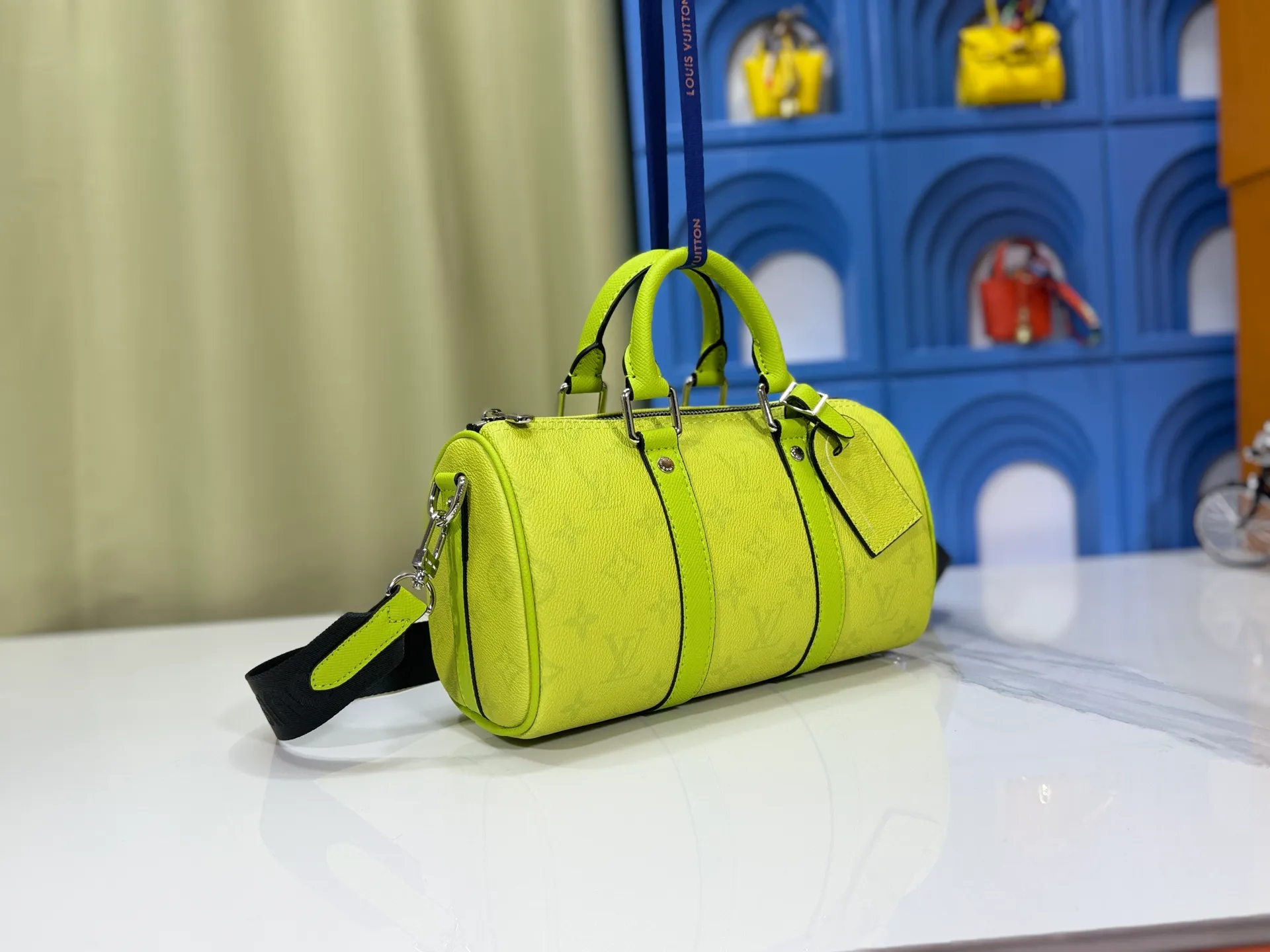P240 Upgraded original M14078 lime green M13935 gradient rainbow, black and white three colors N40770 Brown M15428 presbyopia M46271 black flower M20900 M46249 This handbag condenses the classic silhouette of the Keepall travel bag and is made of Monogram embossed Taurillon leather. The compact structure is suitable for storing small items such as mobile phones and wallets. With its clever use of leather handles and detachable shoulder strap, it's easy to carry with you in trendy style. Detailed features Dimensions: 25✘15✘11 cm