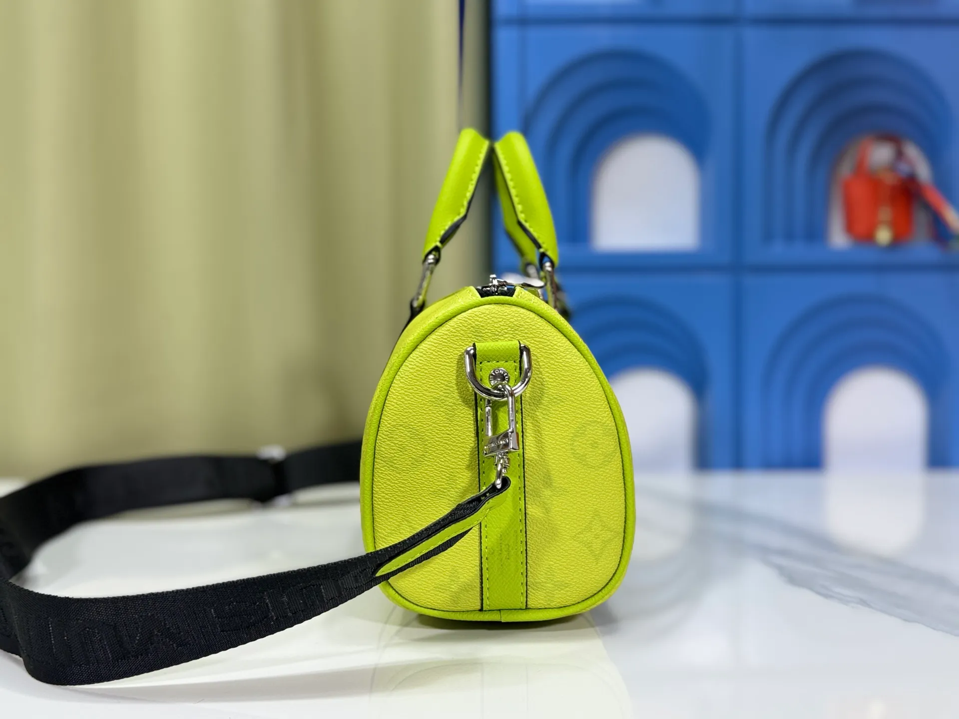 P240 Upgraded original M14078 lime green M13935 gradient rainbow, black and white three colors N40770 Brown M15428 presbyopia M46271 black flower M20900 M46249 This handbag condenses the classic silhouette of the Keepall travel bag and is made of Monogram embossed Taurillon leather. The compact structure is suitable for storing small items such as mobile phones and wallets. With its clever use of leather handles and detachable shoulder strap, it's easy to carry with you in trendy style. Detailed features Dimensions: 25✘15✘11 cm