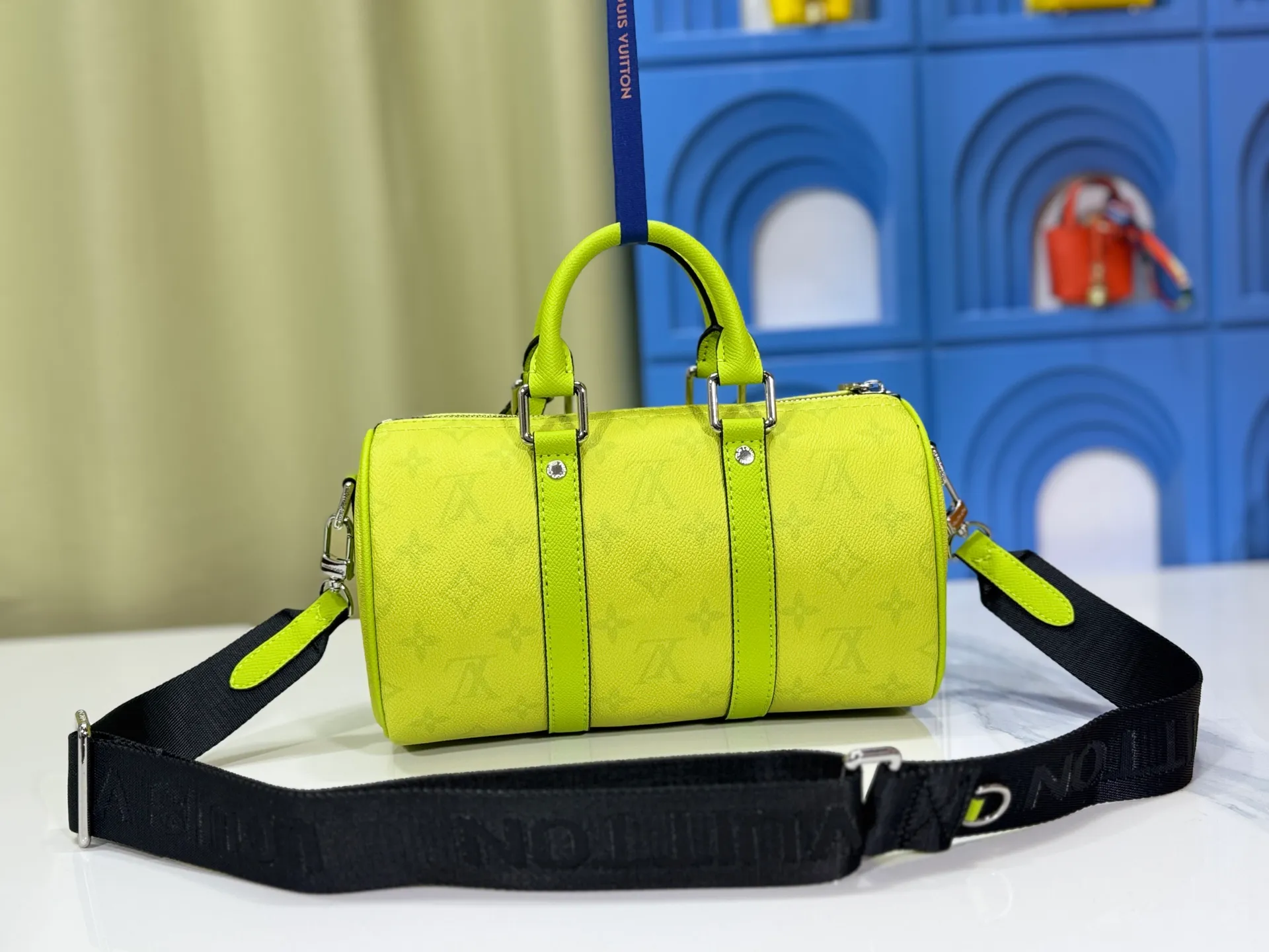 P240 Upgraded original M14078 lime green M13935 gradient rainbow, black and white three colors N40770 Brown M15428 presbyopia M46271 black flower M20900 M46249 This handbag condenses the classic silhouette of the Keepall travel bag and is made of Monogram embossed Taurillon leather. The compact structure is suitable for storing small items such as mobile phones and wallets. With its clever use of leather handles and detachable shoulder strap, it's easy to carry with you in trendy style. Detailed features Dimensions: 25✘15✘11 cm