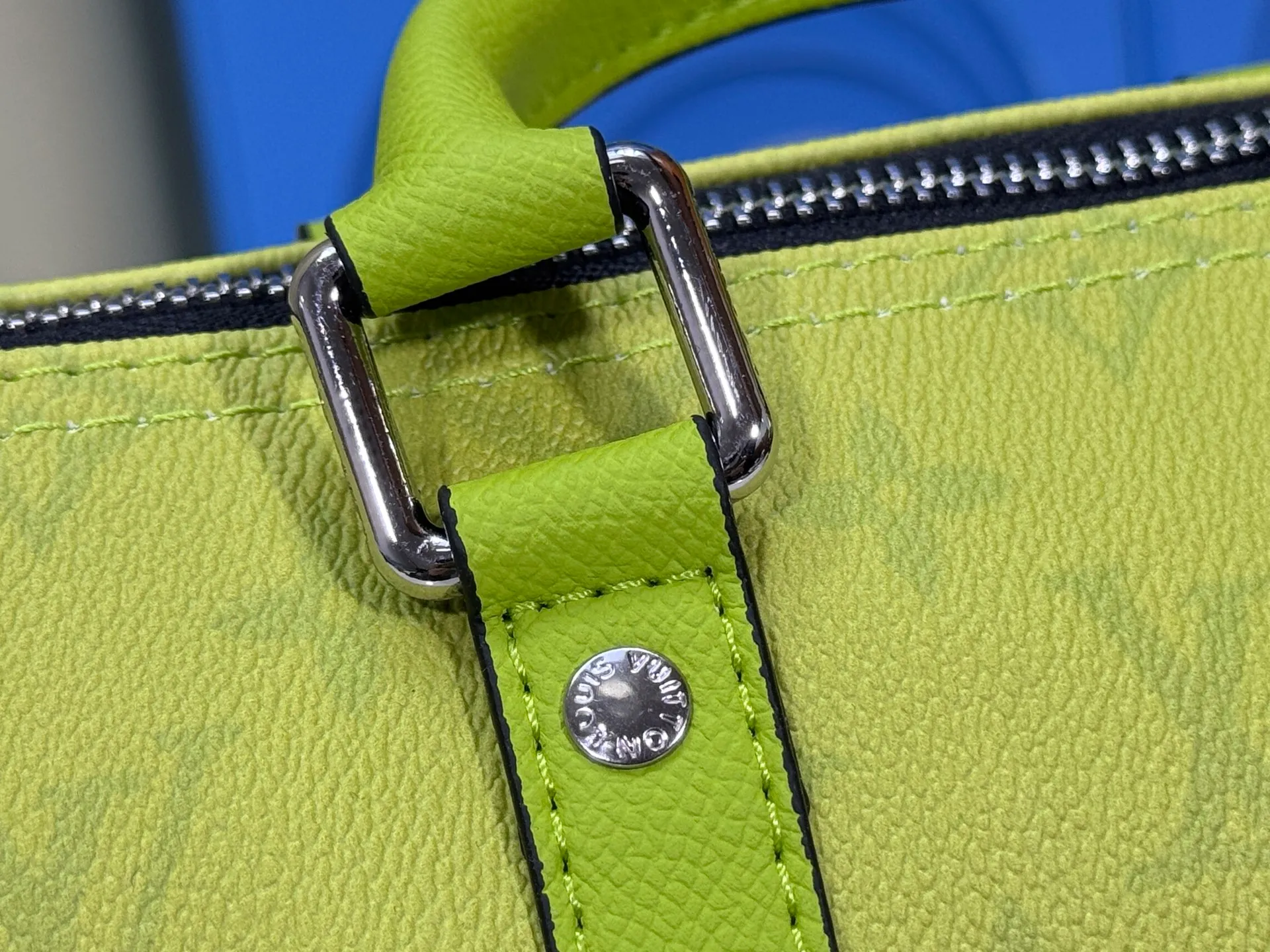 P240 Upgraded original M14078 lime green M13935 gradient rainbow, black and white three colors N40770 Brown M15428 presbyopia M46271 black flower M20900 M46249 This handbag condenses the classic silhouette of the Keepall travel bag and is made of Monogram embossed Taurillon leather. The compact structure is suitable for storing small items such as mobile phones and wallets. With its clever use of leather handles and detachable shoulder strap, it's easy to carry with you in trendy style. Detailed features Dimensions: 25✘15✘11 cm
