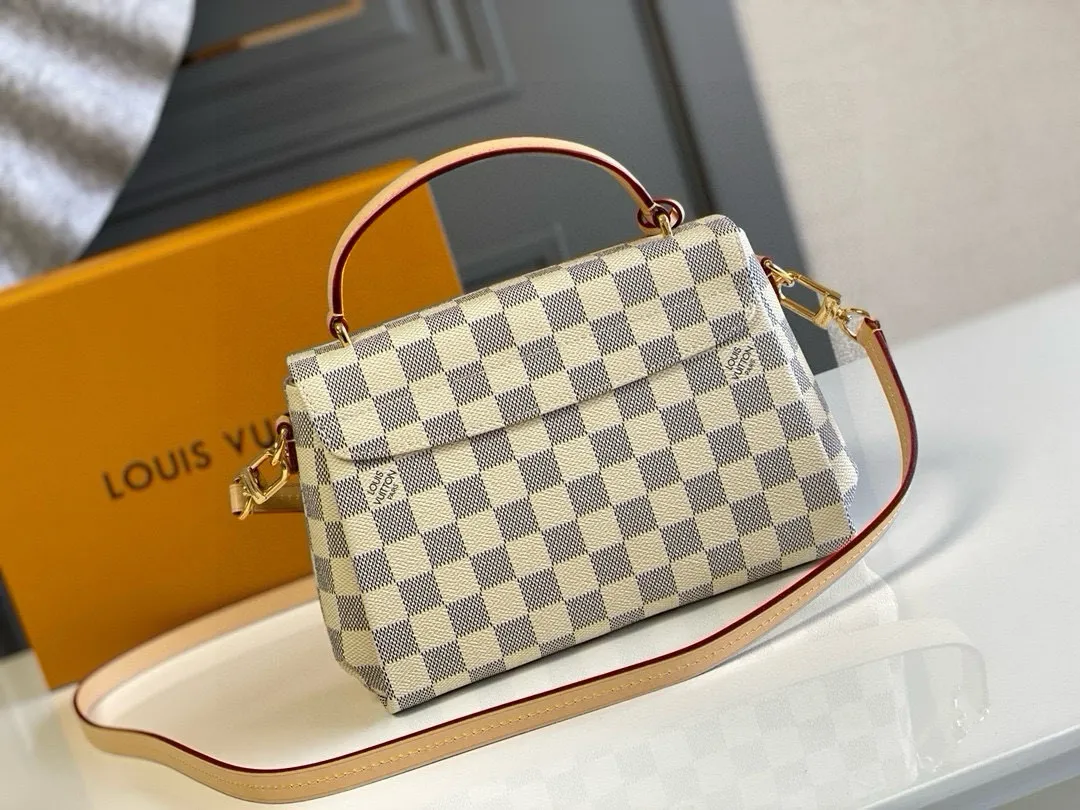 💰800 Top Original N41581 CROISETTE Handbag This small and comfortable Croisette handbag has exquisite details and complete functions, enough to become your new favorite. Removable tassels add a playful touch to the elegant design. Versatile, it can be handheld, carried on the shoulder, or carried cross-body. Detailed features 25 x 17 x 9.5 cm (Length x Height x Width) Exterior in Damier Azur coated canvas Natural cowhide leather trim Pink fabric lining Gold-tone hardware Flap and buckle closure Removable tassel in natural cowhide leather Flat inner bag Shoulder strap: removable, not adjustable Half-length strap: 56.0 cm Handle: Single handle