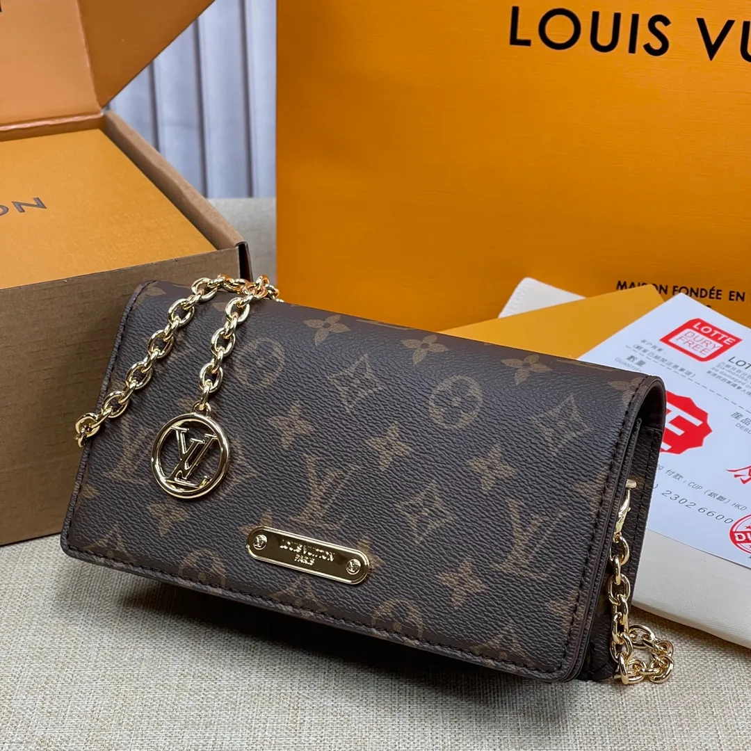 [Upgraded version] P420💰Upgraded version of LV's new lily woc chain bag with full set of packaging❣️M82509LV second-hand small square bag should not need too much introduction! In terms of its appearance and practicality, it is fully worthy of its title of out-of-stock king and price-increasing little genius~ It can be worn under the armpits on one shoulder, cross-body or hand-held, and the capacity is also considerable. Only the shoulder straps of the entire bag are made of vegetable tanned leather, so you don’t have to worry about carrying it! It combines convenience, practicality and beauty, how could you not be tempted ❤️20*10cm