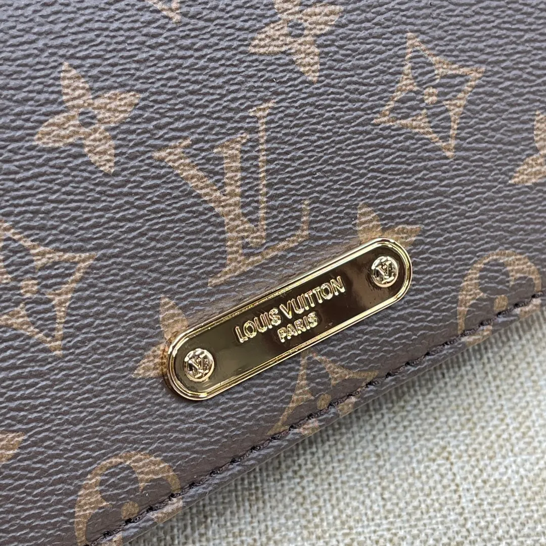 [Upgraded version] P420💰Upgraded version of LV's new lily woc chain bag with full set of packaging❣️M82509LV second-hand small square bag should not need too much introduction! In terms of its appearance and practicality, it is fully worthy of its title of out-of-stock king and price-increasing little genius~ It can be worn under the armpits on one shoulder, cross-body or hand-held, and the capacity is also considerable. Only the shoulder straps of the entire bag are made of vegetable tanned leather, so you don’t have to worry about carrying it! It combines convenience, practicality and beauty, how could you not be tempted ❤️20*10cm