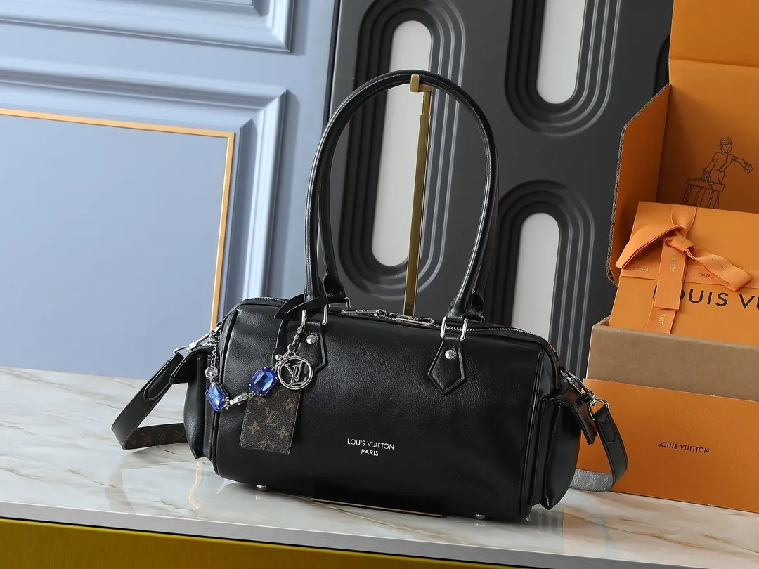 💰300💰Upgraded from the original M12934 M12965. This Speedy Cargo handbag is from the LV Vibe series, renewing the classic design of the 1930s with avant-garde touches. The glossy sheepskin body is embellished with a Monogram address plate, paying tribute to the brand's long trunk-making heritage. Plenty of space to easily store your daily needs, and the detachable leather shoulder strap allows for a variety of carrying methods. Dimensions: 28 x 17 x 12 cm (LxHxW)