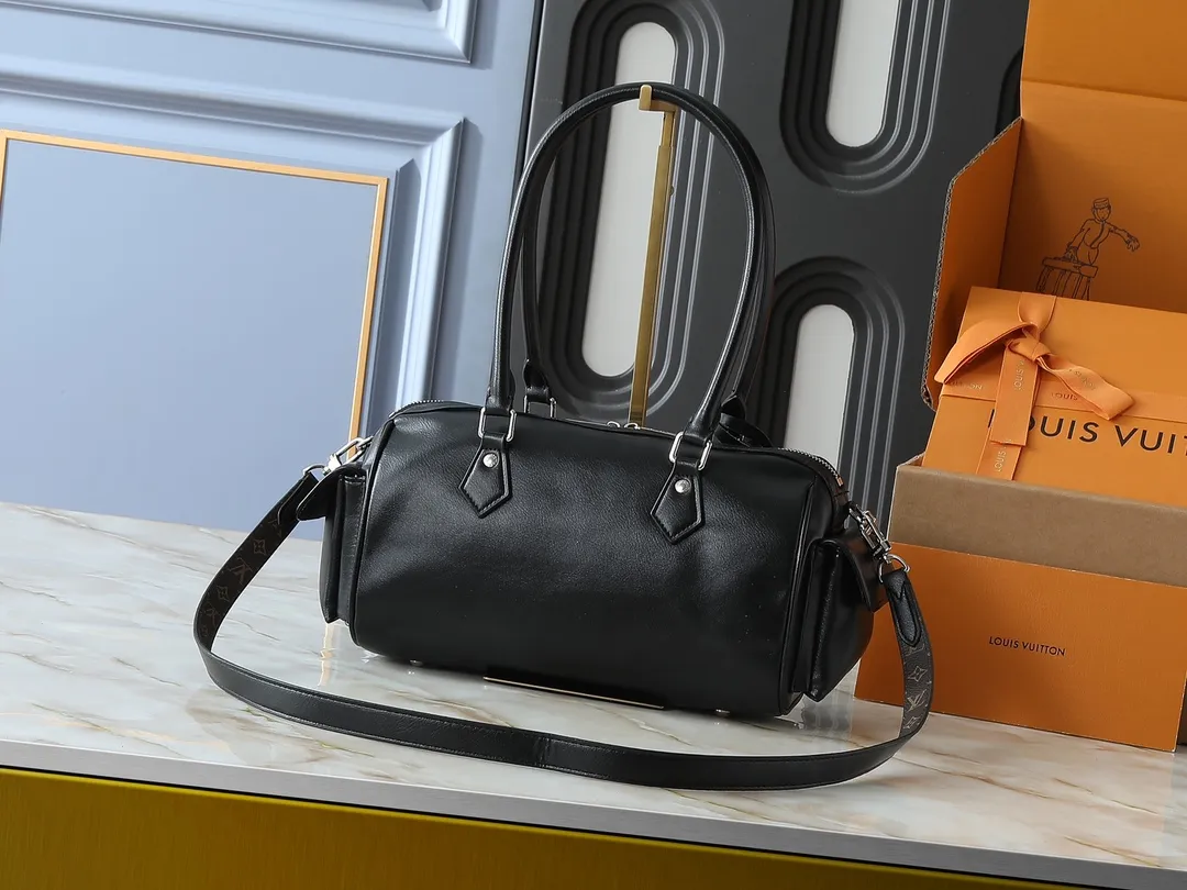 💰300💰Upgraded from the original M12934 M12965. This Speedy Cargo handbag is from the LV Vibe series, renewing the classic design of the 1930s with avant-garde touches. The glossy sheepskin body is embellished with a Monogram address plate, paying tribute to the brand's long trunk-making heritage. Plenty of space to easily store your daily needs, and the detachable leather shoulder strap allows for a variety of carrying methods. Dimensions: 28 x 17 x 12 cm (LxHxW)
