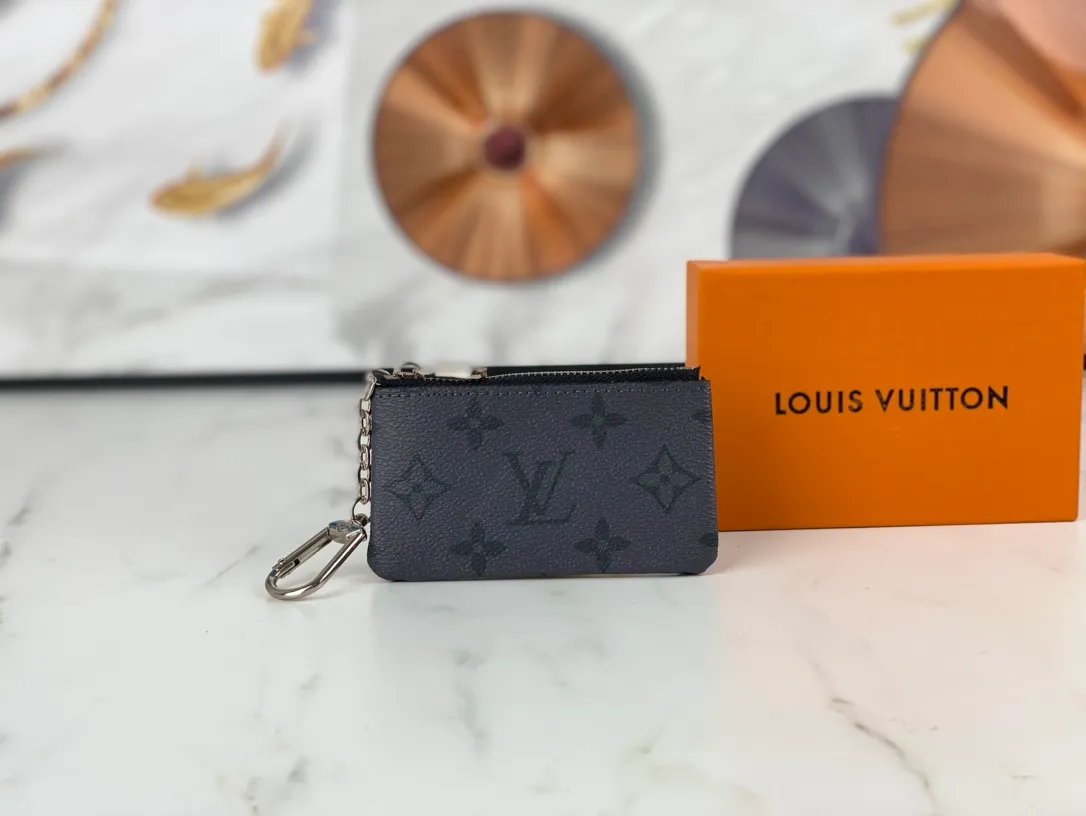💰90 💎Damier canvas small leather bag can hold change and keys, and can be easily put into handbags or clothing pockets. Key ring, key hook can be hung on the D-ring provided with most Louis Vuitton handbags, zipper closure, Damier canvas texture and embossed calfskin, shiny gold-tone hardware. ❤️Model: 62650 Size: 12x7cm.