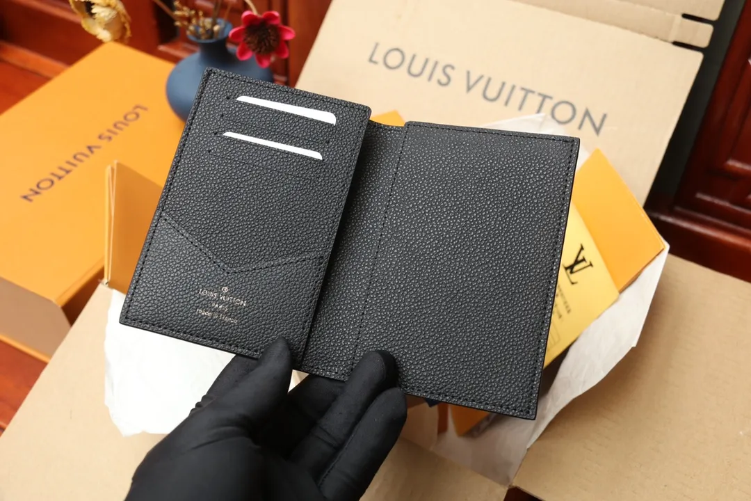 Original M64501 Embossed M63914 Passport Holder💰340 An excellent companion for fashionable travel. Lined with luxurious grained calfskin and featuring a multi-compartment interior, this is a classic travel accessory. The image of a giraffe carrying a gorgeous Louis Vuitton handbag and making a shopping spree transforms this elegant passport holder into the embodiment of cuteness. 10.0x14.0x2.5cm