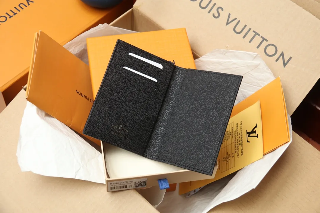 Original M64501 Embossed M63914 Passport Holder💰340 An excellent companion for fashionable travel. Lined with luxurious grained calfskin and featuring a multi-compartment interior, this is a classic travel accessory. The image of a giraffe carrying a gorgeous Louis Vuitton handbag and making a shopping spree transforms this elegant passport holder into the embodiment of cuteness. 10.0x14.0x2.5cm