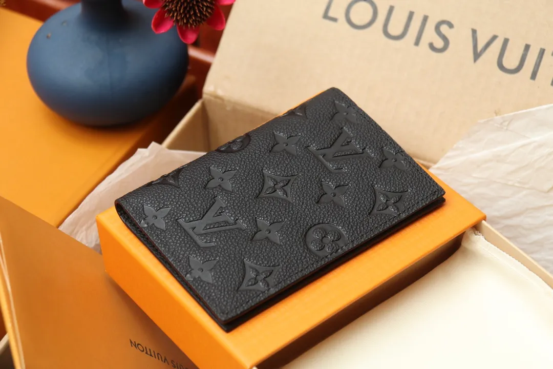 Original M64501 Embossed M63914 Passport Holder💰340 An excellent companion for fashionable travel. Lined with luxurious grained calfskin and featuring a multi-compartment interior, this is a classic travel accessory. The image of a giraffe carrying a gorgeous Louis Vuitton handbag and making a shopping spree transforms this elegant passport holder into the embodiment of cuteness. 10.0x14.0x2.5cm