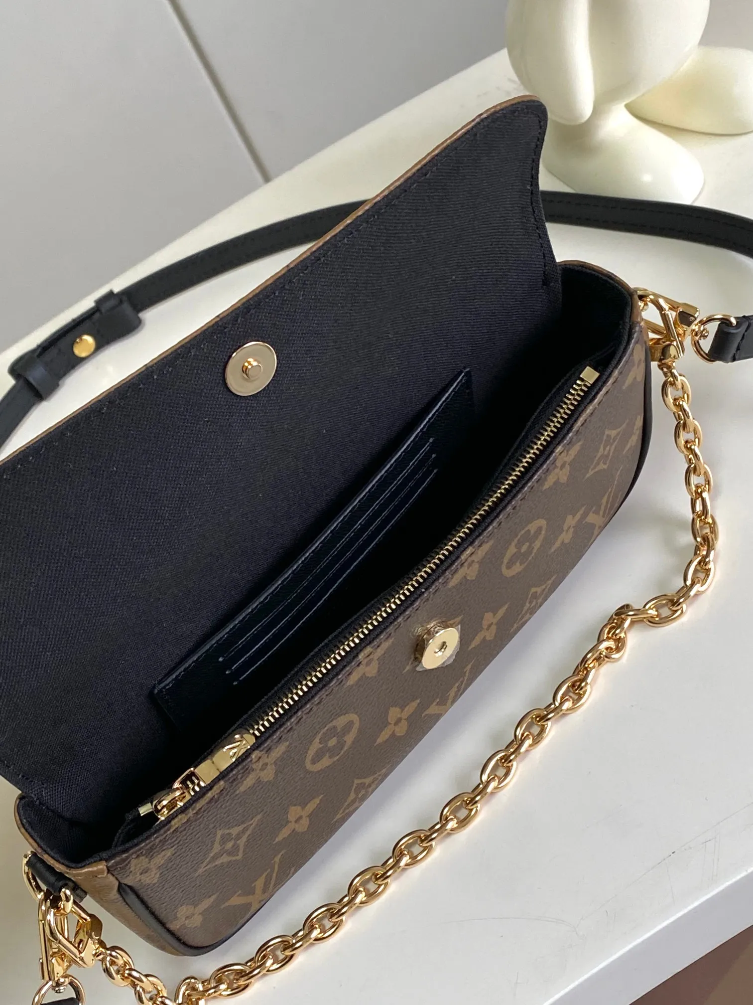 💰640 Top Original Single Dynamic Chip Version] M26587 Yellow Flower M81911 Wallet On Chain Ivy handbag is made of Monogram canvas, inspired by the Sac Recoleta handbag of the 2000s. The card compartment and zippered inner pocket can accommodate daily needs, and the chain and adjustable leather shoulder strap are detachable, allowing for long and short shoulder and cross-body wear options. Dimensions: 23.5 x 12 x 4.3 cm