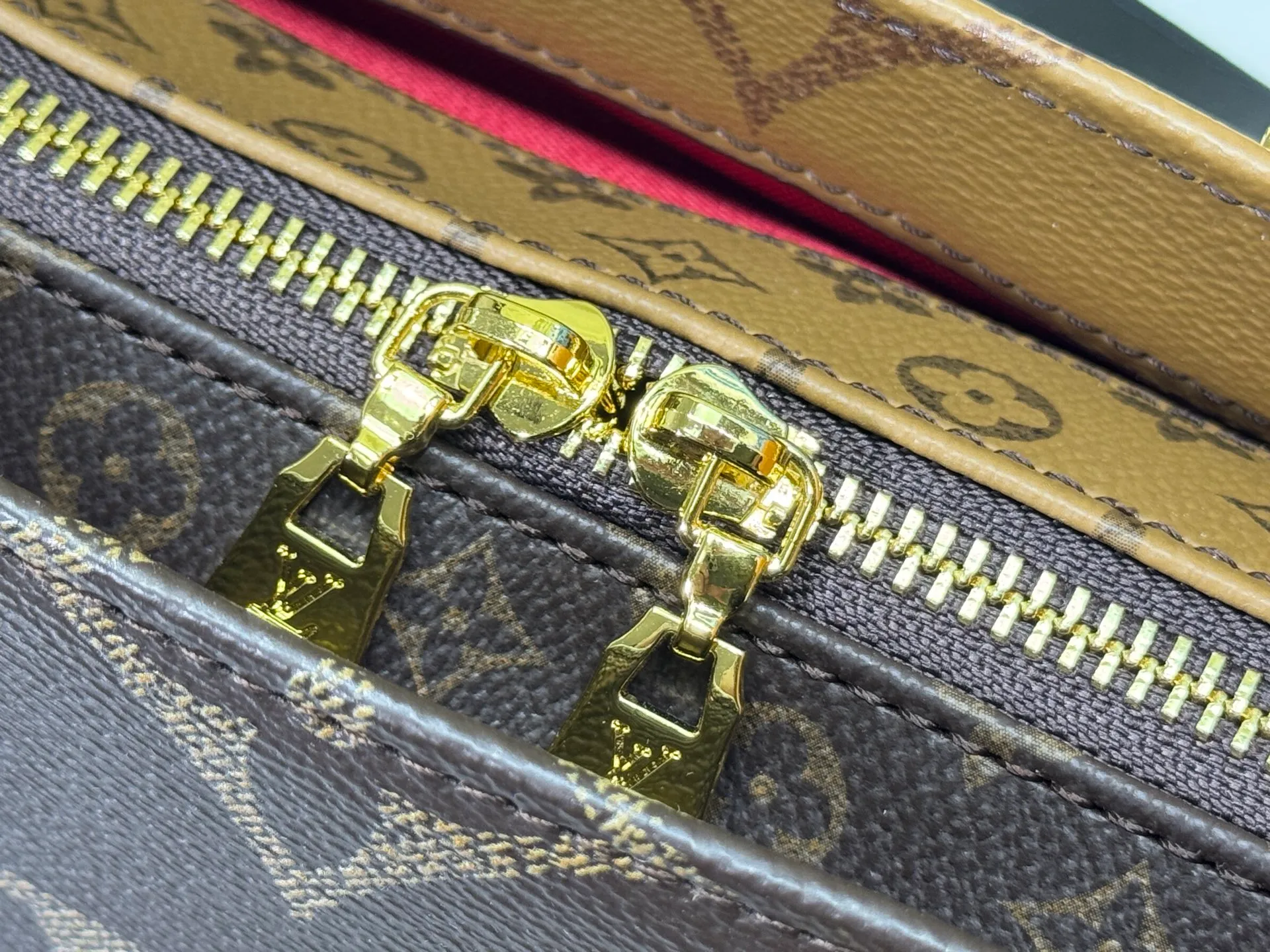 P240 Upgraded original M14236 M14213 M46653 This OnTheGo East West handbag uses coated canvas to present the Monogram Giant element, which is combined with the Monogram Reverse coated canvas trim and bright metal parts to create an elegant style. The top handle, detachable chain and removable and adjustable shoulder strap allow for a variety of carrying options, while multiple compartments and pockets keep valuables organized. Dimensions: 25.0 x 13.0 x 10.0 cm (length x height x width)