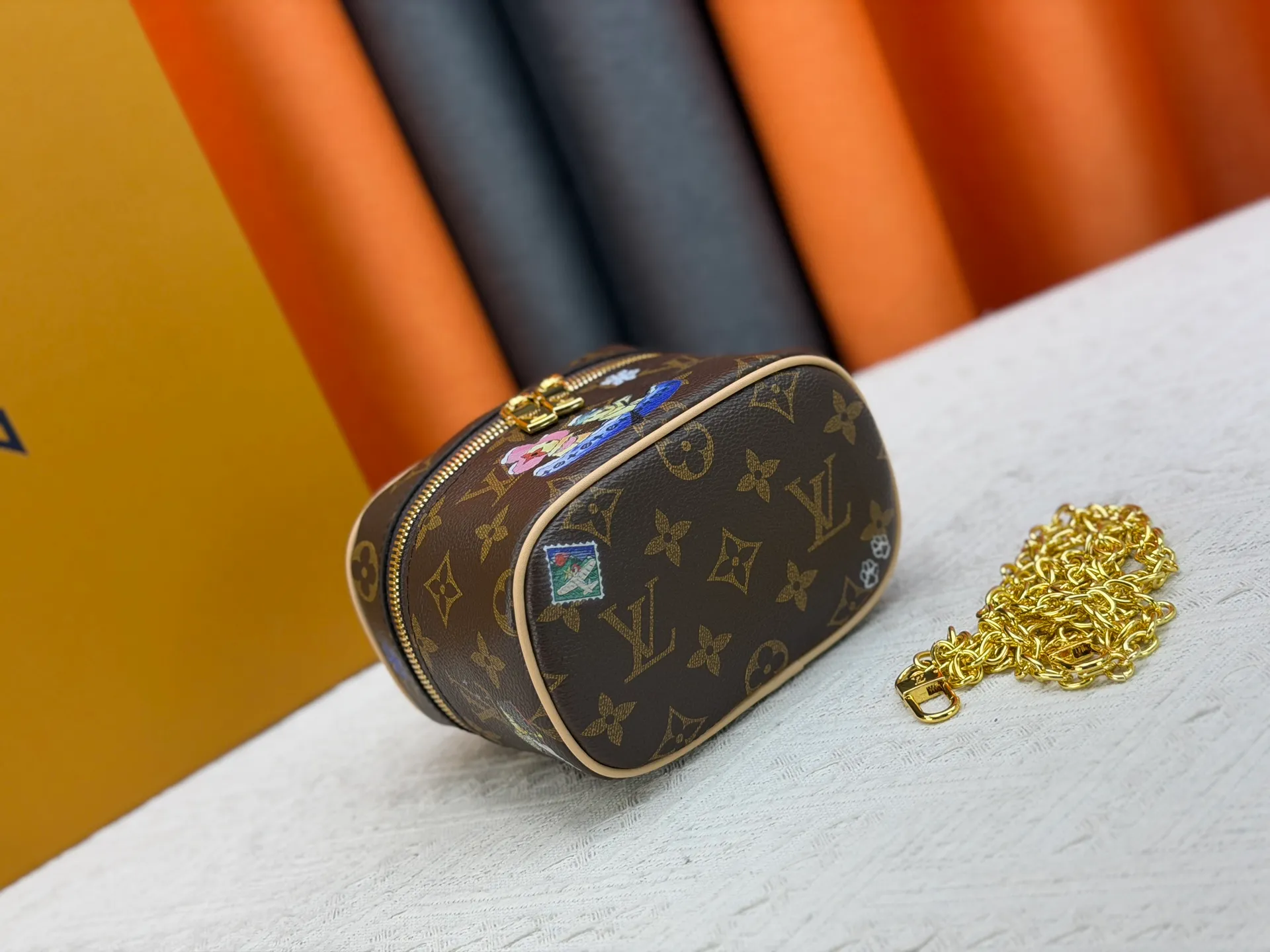 P220 Upgraded original M44936 M26647 This Nice Nano cosmetic bag is made of Monogram canvas and has a delicate structure. It can be placed in the bathroom to store beauty products such as nail polish or lipstick, or placed in a handbag to collect small items. The handle can be folded flat to fit into a small space. Dimensions: 14.0 x 10.2 x 8.5 cm (length x height x width)