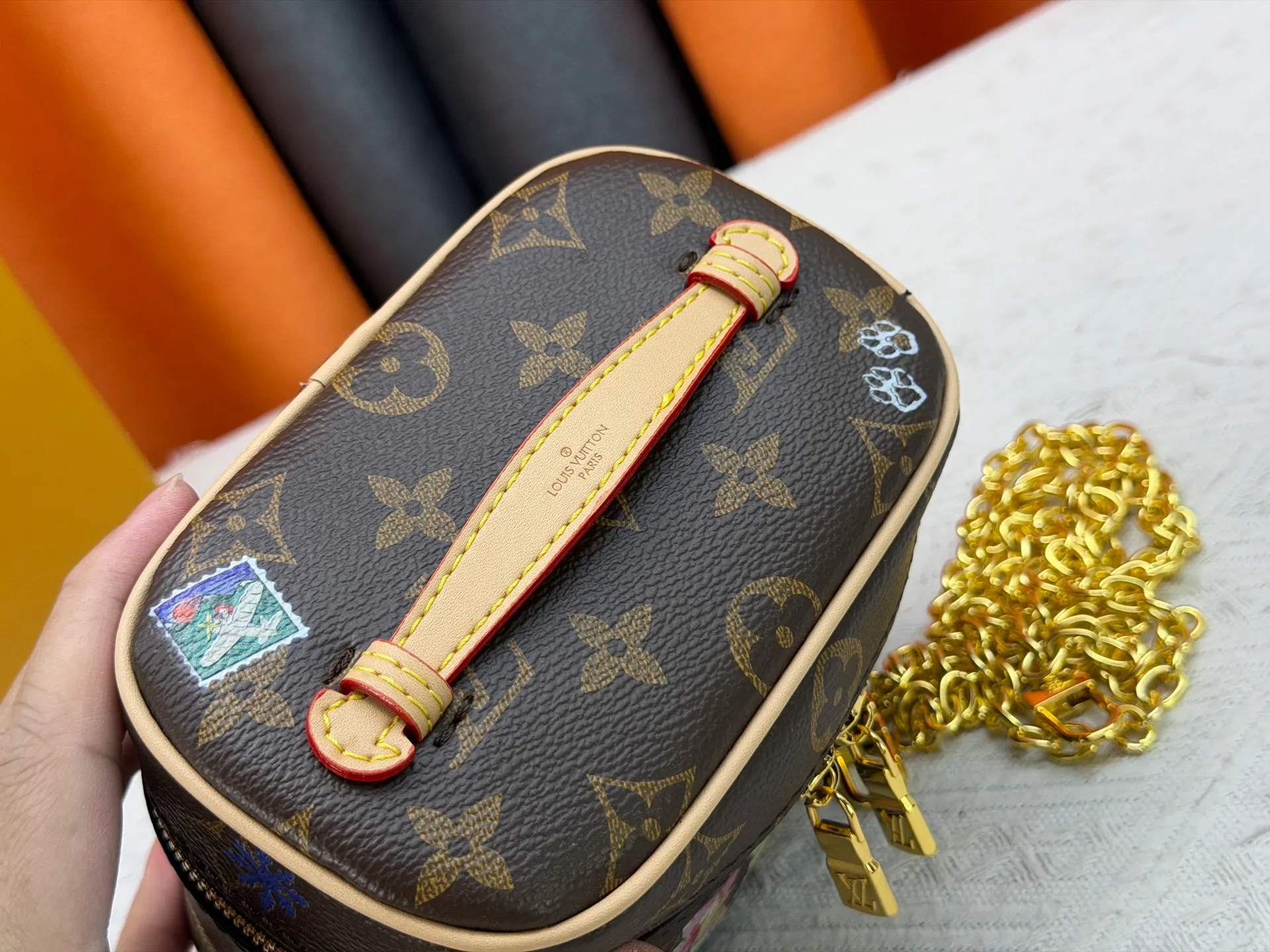 P220 Upgraded original M44936 M26647 This Nice Nano cosmetic bag is made of Monogram canvas and has a delicate structure. It can be placed in the bathroom to store beauty products such as nail polish or lipstick, or placed in a handbag to collect small items. The handle can be folded flat to fit into a small space. Dimensions: 14.0 x 10.2 x 8.5 cm (length x height x width)