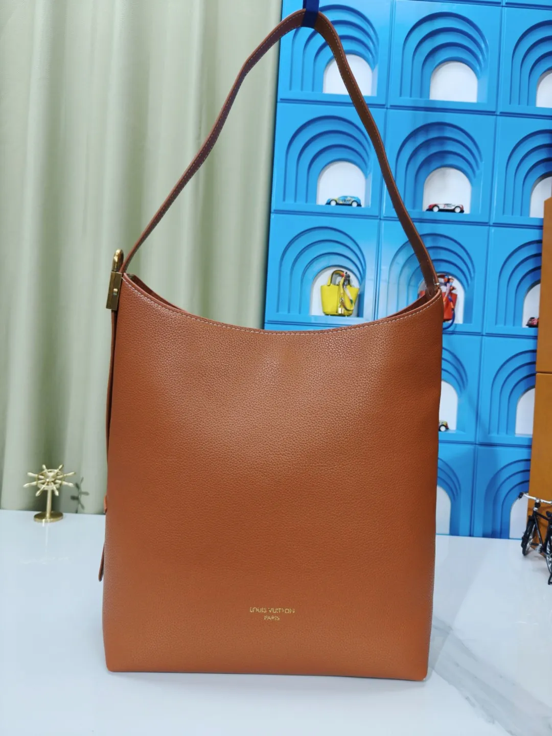 P large 280 💰 small 260 💰 Upgraded original (imitation original) m24988 m24974 m24856 m25022 m25352 m125353m25354 This lowkey hobo handbag is made of smooth cow leather with a surface cow leather lining. It can accommodate short wallets, large smartphones, keys and other small items. The shoulder strap is adjustable with a padlock buckle, and the removable monogram canvas zippered interior pocket provides neat storage. Size: large 31.0x35.0x18.0 cm (length x height x width), small 24.0x28.0x16.0 cm (length x height x width)