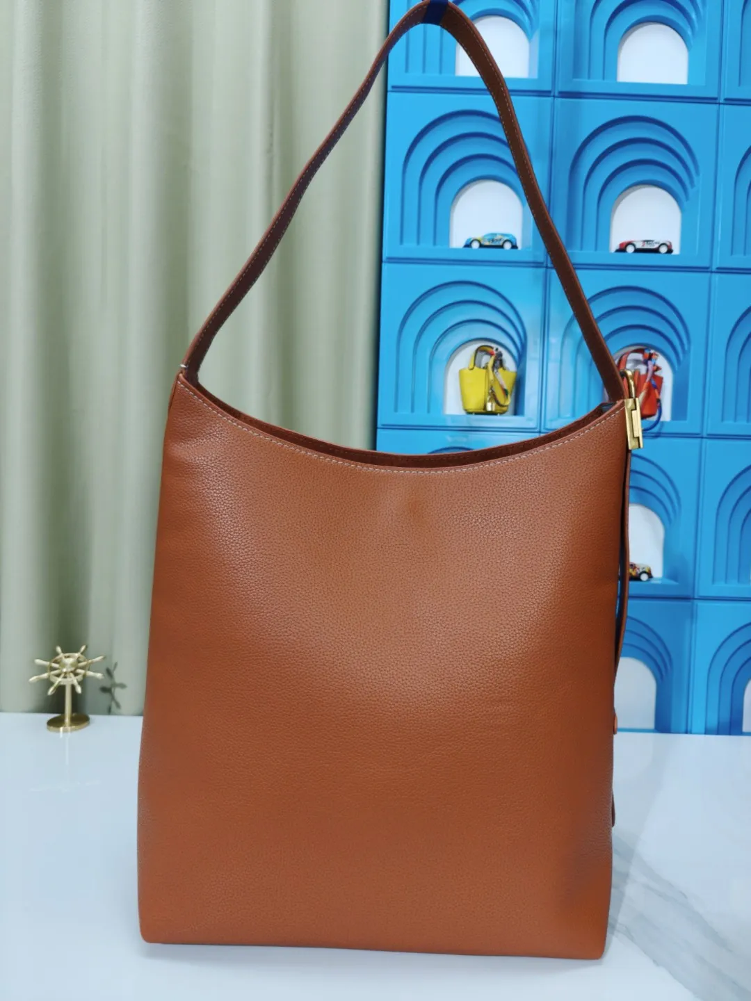 P large 280 💰 small 260 💰 Upgraded original (imitation original) m24988 m24974 m24856 m25022 m25352 m125353m25354 This lowkey hobo handbag is made of smooth cow leather with a surface cow leather lining. It can accommodate short wallets, large smartphones, keys and other small items. The shoulder strap is adjustable with a padlock buckle, and the removable monogram canvas zippered interior pocket provides neat storage. Size: large 31.0x35.0x18.0 cm (length x height x width), small 24.0x28.0x16.0 cm (length x height x width)