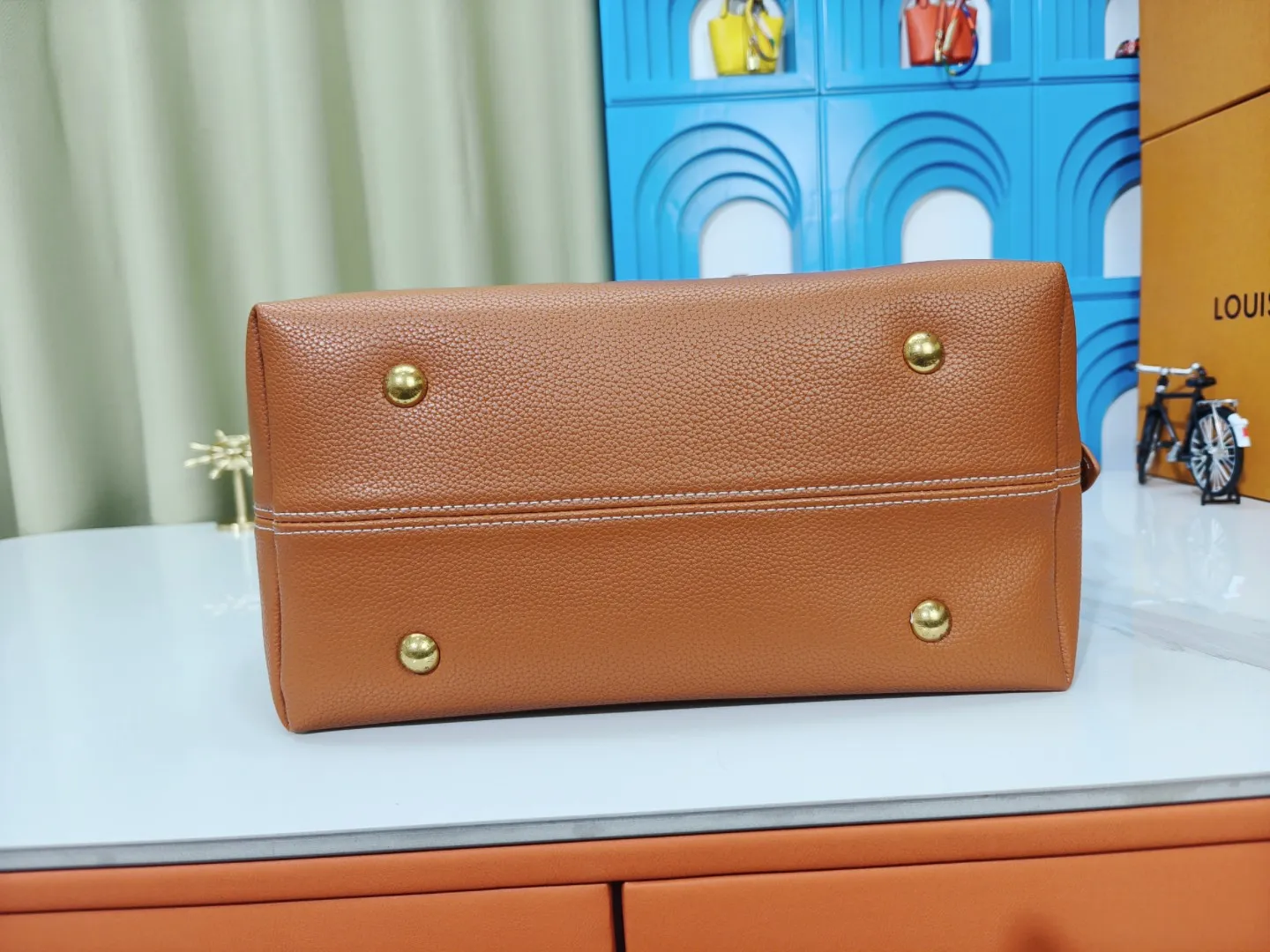 P large 280 💰 small 260 💰 Upgraded original (imitation original) m24988 m24974 m24856 m25022 m25352 m125353m25354 This lowkey hobo handbag is made of smooth cow leather with a surface cow leather lining. It can accommodate short wallets, large smartphones, keys and other small items. The shoulder strap is adjustable with a padlock buckle, and the removable monogram canvas zippered interior pocket provides neat storage. Size: large 31.0x35.0x18.0 cm (length x height x width), small 24.0x28.0x16.0 cm (length x height x width)