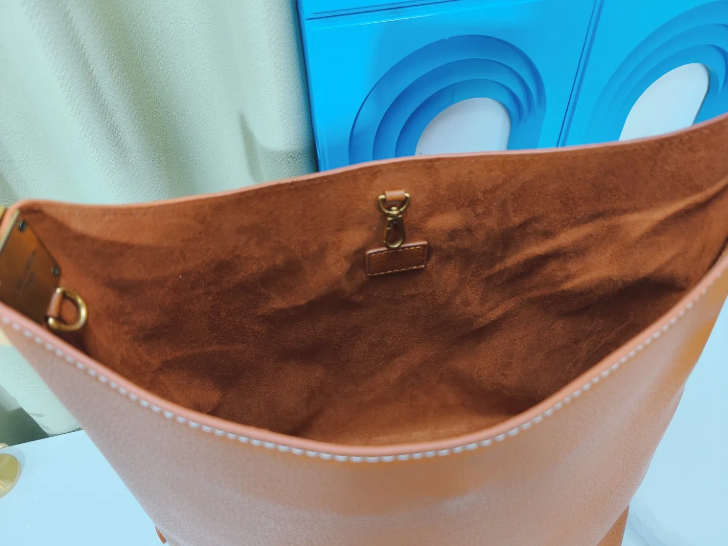 P large 280 💰 small 260 💰 Upgraded original (imitation original) m24988 m24974 m24856 m25022 m25352 m125353m25354 This lowkey hobo handbag is made of smooth cow leather with a surface cow leather lining. It can accommodate short wallets, large smartphones, keys and other small items. The shoulder strap is adjustable with a padlock buckle, and the removable monogram canvas zippered interior pocket provides neat storage. Size: large 31.0x35.0x18.0 cm (length x height x width), small 24.0x28.0x16.0 cm (length x height x width)