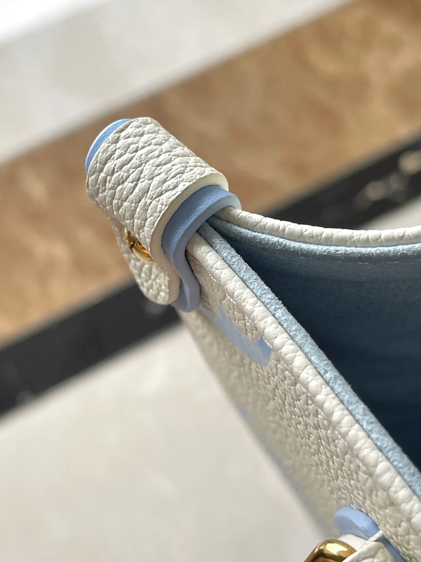 💰1040 (top layer leather) top original order M46833. Support counter inspection. Photos taken of duty-free goods are consistent with the product without unpacking. This product is an exclusive duty-free product in the market and is the highest-end product. Inspection is supported. This product has passed strict inspection and is flawless. Please wear gloves when touching the product. This product is not returnable or exchangeable. Please confirm the product first and then remove the label on the handle. This product is temporarily not open to the public, only regular customers, and is in short supply. Dimensions: 25 x 19 x 11.5 cm