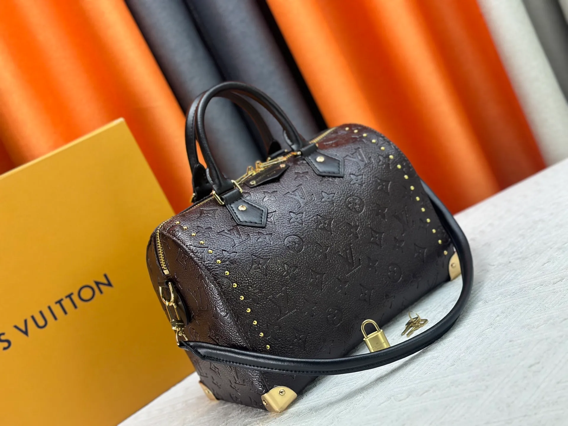 P300 M26181 M26392 Oil Brown Presbyopia Yellow Black The Louis Vuitton Trunk series welcomes the new Speedy 25, which pays tribute to the brand's genes through the brand's archival elements such as the classic Monogram pattern and suitcase-inspired details. Made of canvas material with cow leather trim and embellished with metal parts, it shows exquisite craftsmanship. The elegant yet modern design can be carried by hand or on one shoulder, making it suitable for a variety of occasions. Dimensions: 27.0 x 20.0 x 15.0 cm (length x height x width)