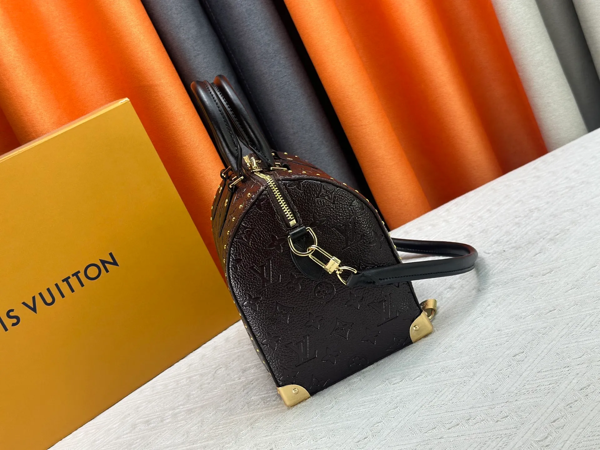 P300 M26181 M26392 Oil Brown Presbyopia Yellow Black The Louis Vuitton Trunk series welcomes the new Speedy 25, which pays tribute to the brand's genes through the brand's archival elements such as the classic Monogram pattern and suitcase-inspired details. Made of canvas material with cow leather trim and embellished with metal parts, it shows exquisite craftsmanship. The elegant yet modern design can be carried by hand or on one shoulder, making it suitable for a variety of occasions. Dimensions: 27.0 x 20.0 x 15.0 cm (length x height x width)