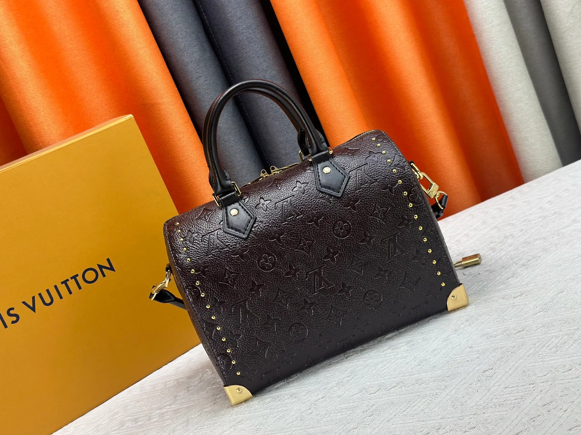 P300 M26181 M26392 Oil Brown Presbyopia Yellow Black The Louis Vuitton Trunk series welcomes the new Speedy 25, which pays tribute to the brand's genes through the brand's archival elements such as the classic Monogram pattern and suitcase-inspired details. Made of canvas material with cow leather trim and embellished with metal parts, it shows exquisite craftsmanship. The elegant yet modern design can be carried by hand or on one shoulder, making it suitable for a variety of occasions. Dimensions: 27.0 x 20.0 x 15.0 cm (length x height x width)