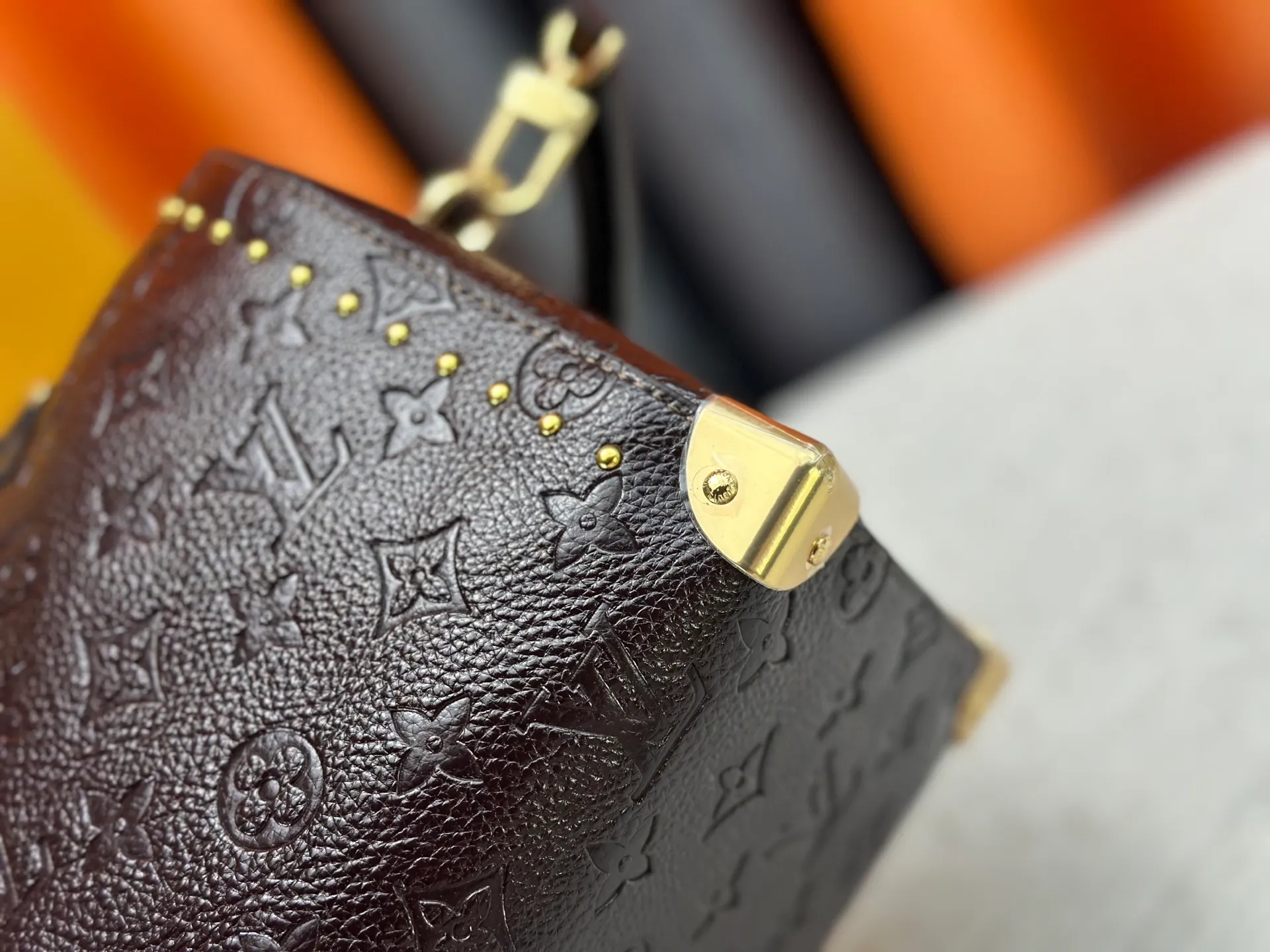 P300 M26181 M26392 Oil Brown Presbyopia Yellow Black The Louis Vuitton Trunk series welcomes the new Speedy 25, which pays tribute to the brand's genes through the brand's archival elements such as the classic Monogram pattern and suitcase-inspired details. Made of canvas material with cow leather trim and embellished with metal parts, it shows exquisite craftsmanship. The elegant yet modern design can be carried by hand or on one shoulder, making it suitable for a variety of occasions. Dimensions: 27.0 x 20.0 x 15.0 cm (length x height x width)