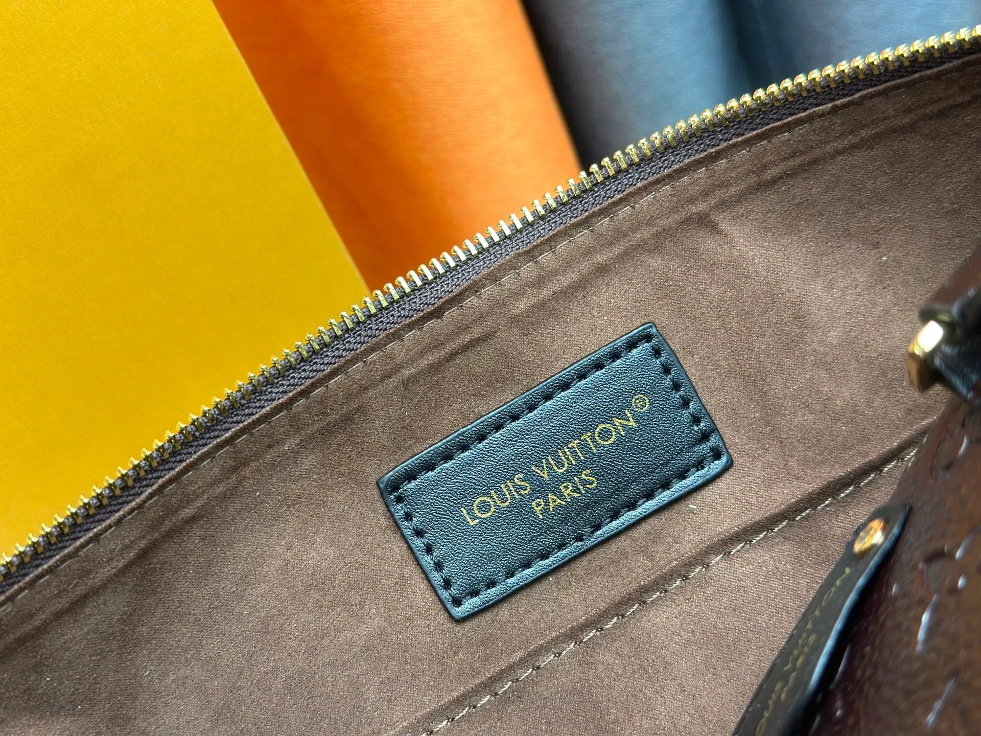 P300 M26181 M26392 Oil Brown Presbyopia Yellow Black The Louis Vuitton Trunk series welcomes the new Speedy 25, which pays tribute to the brand's genes through the brand's archival elements such as the classic Monogram pattern and suitcase-inspired details. Made of canvas material with cow leather trim and embellished with metal parts, it shows exquisite craftsmanship. The elegant yet modern design can be carried by hand or on one shoulder, making it suitable for a variety of occasions. Dimensions: 27.0 x 20.0 x 15.0 cm (length x height x width)