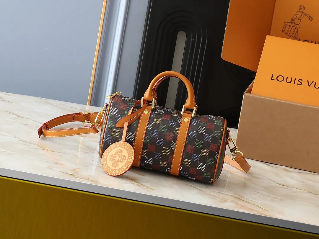 💰240💰Upgraded original M00148 color gradient check M13866 foggy lake color men's bag pillow bag speedy HR series This Keepall 25 handbag is made of Monogram Eclipse Reverse canvas, showing an elegant reinterpretation of Louis Vuitton's classic pattern. Reinforced straps and leather name tags are signature elements of the Keepall collection, while a zipper closure keeps personal items safe and secure. Dimensions 25.0 x 15.0 x 11.0cm (length x height x width