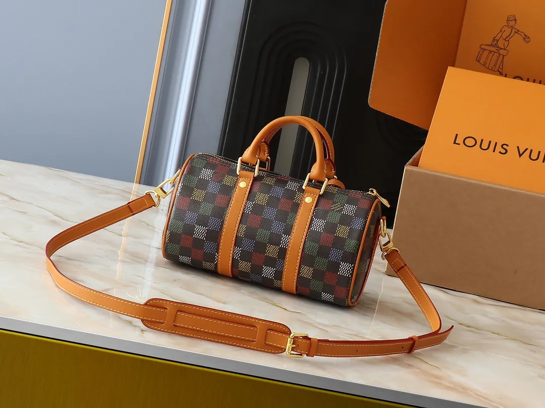 💰240💰Upgraded original M00148 color gradient check M13866 foggy lake color men's bag pillow bag speedy HR series This Keepall 25 handbag is made of Monogram Eclipse Reverse canvas, showing an elegant reinterpretation of Louis Vuitton's classic pattern. Reinforced straps and leather name tags are signature elements of the Keepall collection, while a zipper closure keeps personal items safe and secure. Dimensions 25.0 x 15.0 x 11.0cm (length x height x width