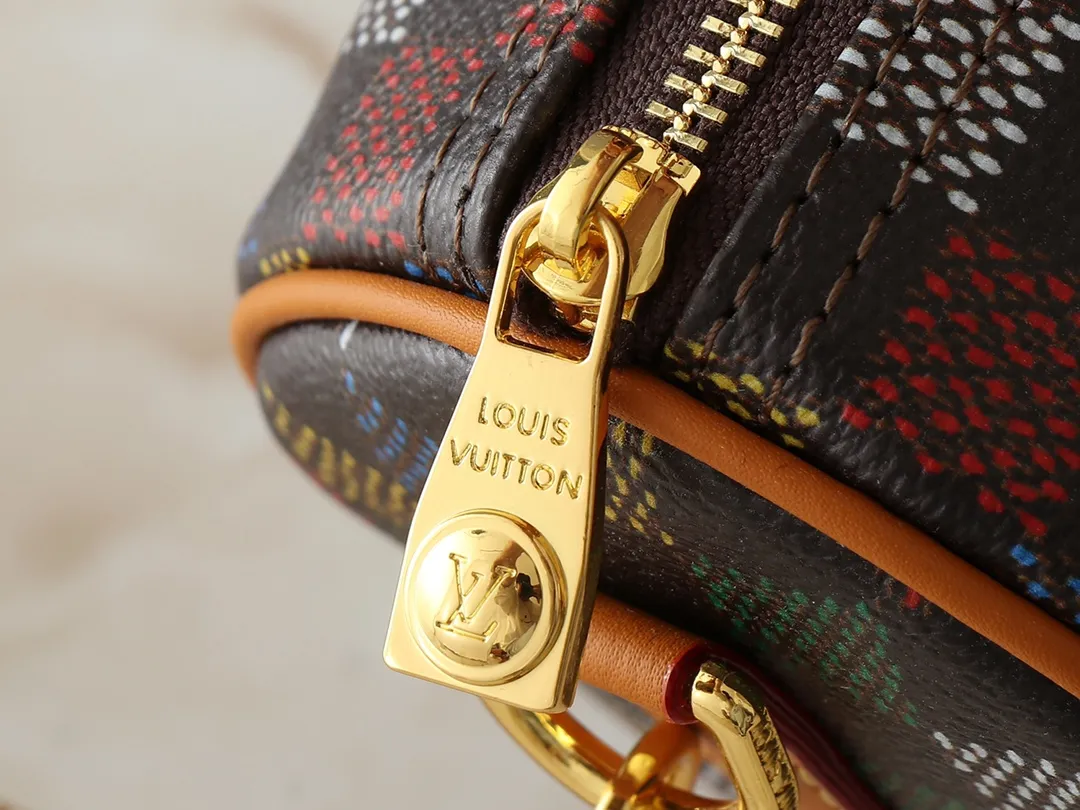 💰240💰Upgraded original M00148 color gradient check M13866 foggy lake color men's bag pillow bag speedy HR series This Keepall 25 handbag is made of Monogram Eclipse Reverse canvas, showing an elegant reinterpretation of Louis Vuitton's classic pattern. Reinforced straps and leather name tags are signature elements of the Keepall collection, while a zipper closure keeps personal items safe and secure. Dimensions 25.0 x 15.0 x 11.0cm (length x height x width