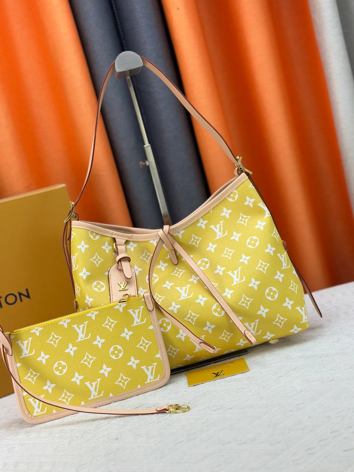 P280 upgraded original M24861 M25143 M46203 M46197 Colorful, legendary CarryAll medium handbag, with Monogram canvas and leather trimming to create a body-fitting design. There's a zipped pocket inside the ample space, and a detachable zipped clutch adds a functional element, with a buckle-adjustable handle. Small size: 29 x 24 x 12 cm,