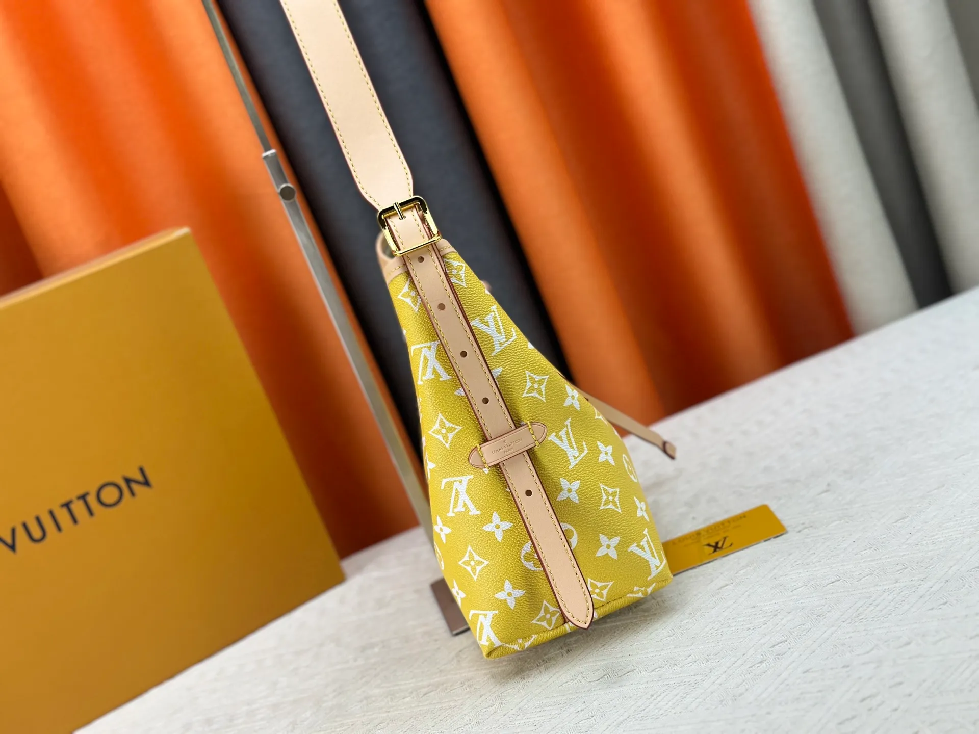 P280 upgraded original M24861 M25143 M46203 M46197 Colorful, legendary CarryAll medium handbag, with Monogram canvas and leather trimming to create a body-fitting design. There's a zipped pocket inside the ample space, and a detachable zipped clutch adds a functional element, with a buckle-adjustable handle. Small size: 29 x 24 x 12 cm,