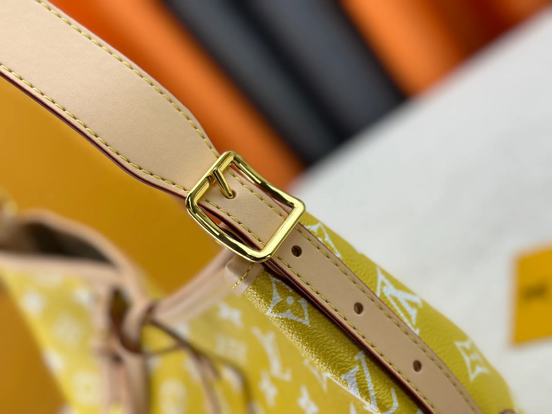 P280 upgraded original M24861 M25143 M46203 M46197 Colorful, legendary CarryAll medium handbag, with Monogram canvas and leather trimming to create a body-fitting design. There's a zipped pocket inside the ample space, and a detachable zipped clutch adds a functional element, with a buckle-adjustable handle. Small size: 29 x 24 x 12 cm,