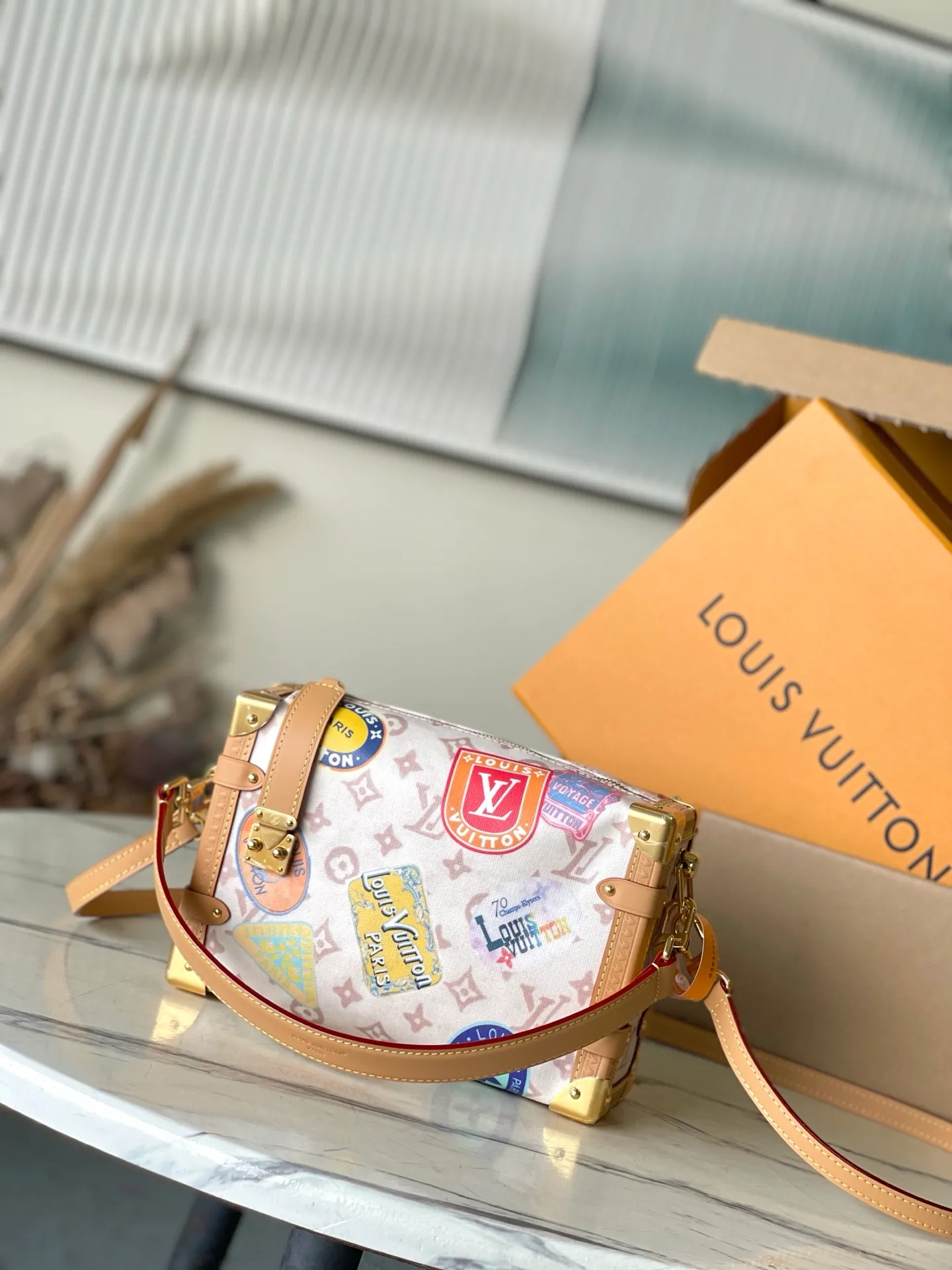💰1180 Top original order M14606 This Side Trunk medium handbag is from the Flight Mode series, giving the Monogram Dune canvas a retro look. The lightweight structure is embellished with a collage-effect label, the dazzling aircraft charm and the classic key bag are rich in details, and the cowhide leather trim pays tribute to the brand's trunk-making heritage. Dimensions: 23.5 × 16 × 8.5 cm