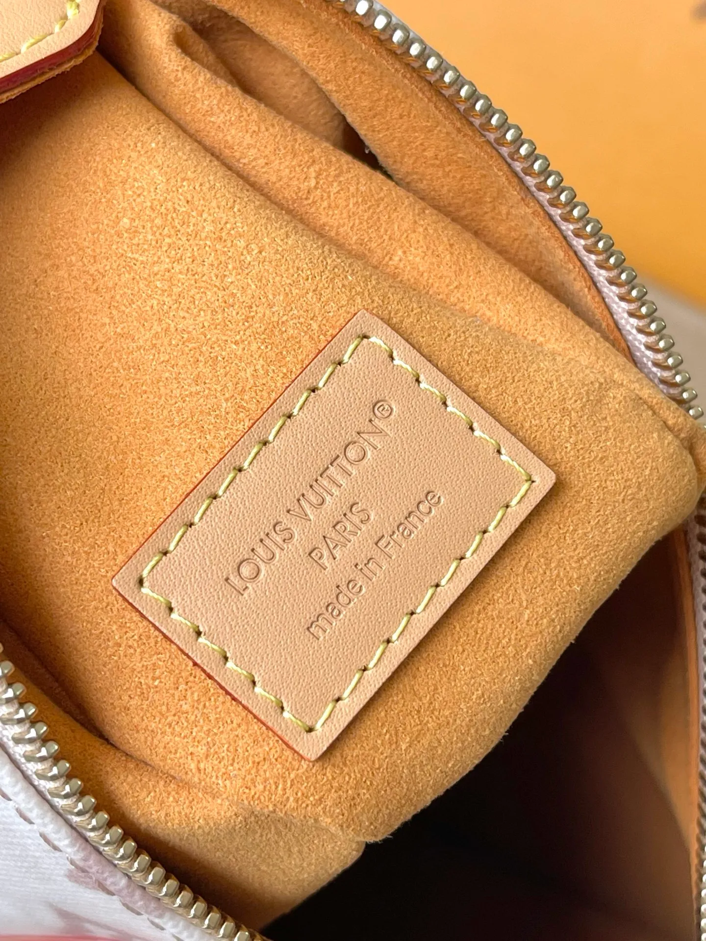 💰1180 Top original order M14606 This Side Trunk medium handbag is from the Flight Mode series, giving the Monogram Dune canvas a retro look. The lightweight structure is embellished with a collage-effect label, the dazzling aircraft charm and the classic key bag are rich in details, and the cowhide leather trim pays tribute to the brand's trunk-making heritage. Dimensions: 23.5 × 16 × 8.5 cm