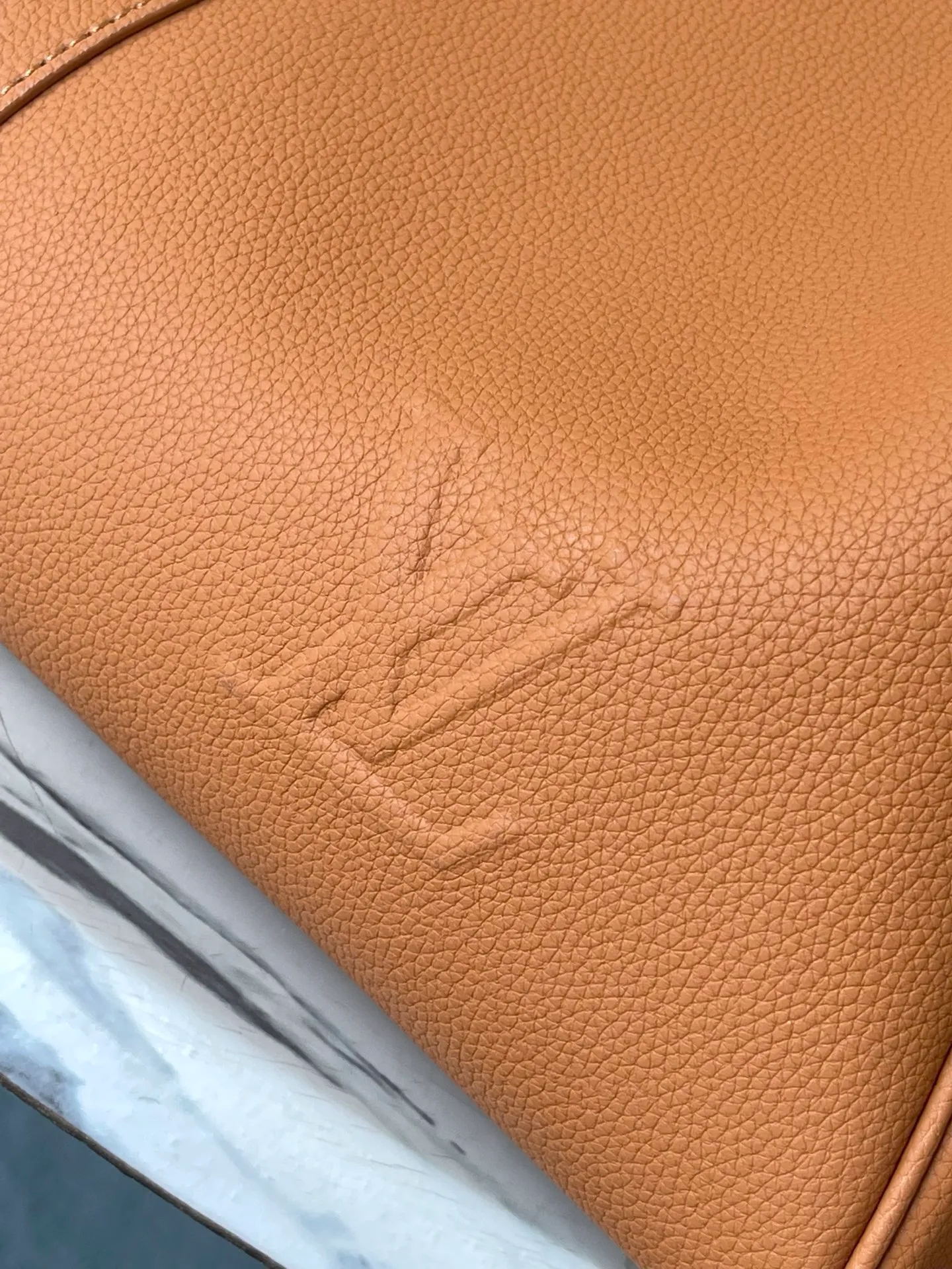 💰1460 (top layer leather) top original order M26065 caramel color. The waxed cow leather used in this Keepall Bandouliere50 travel bag has a soft texture and delicate texture. Together with the LV letters on the front, it conveys an elegant and restrained atmosphere. It is matched with fabric lining of the same color and old metal parts. The top handle and detachable and adjustable shoulder strap allow for a variety of carrying options, making it another perfect choice for weekend outings. Dimensions: 50 × 29 × 23 cm