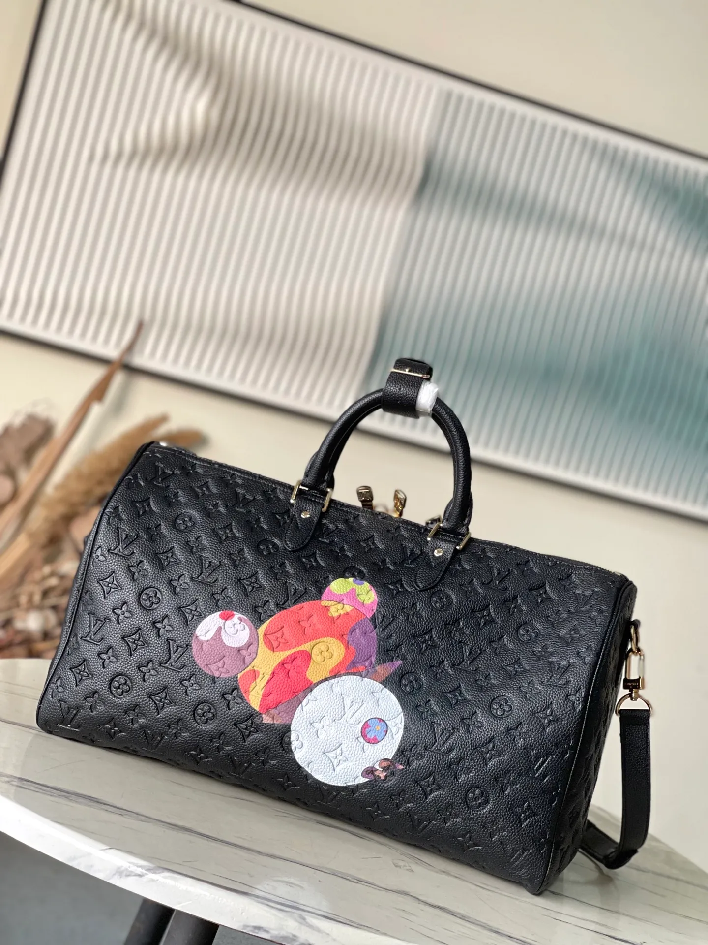 💰1560 (top layer leather) top original order M13761 This Keepall Bandoulllere45 travel bag is from the Louis Vuitton x Murakami reissue series. It is made of fine leather to shape the size of the boarding luggage, so that the full Monogram pattern reflects the three-dimensional texture. The colorful panda image pays homage to Takashi Murakami's "super-flat" aesthetic style, and the LV×TM brand name playfully reinterprets the LV letters. The top handle and detachable cross-body strap complete the whole. Dimensions: 45 × 27 × 20cm