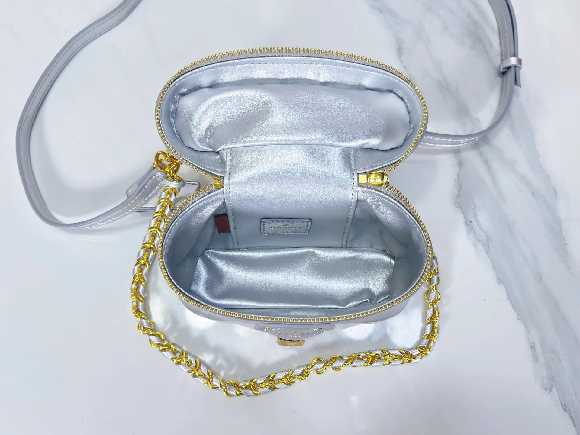 P240 M85911 M85820 M47125 Ostrich leather Vanity Chain Pouch cosmetic box chain bag is inspired by traditional cosmetic boxes and embodies the spirit of travel. This refined, slim bag is trimmed with goatskin trim on the top handle and features a removable braided chain. It is known for its rich collection of iconic details, including LV engraved padlocks and ostrich leather key bells. size：19x11x.5x6.5cm