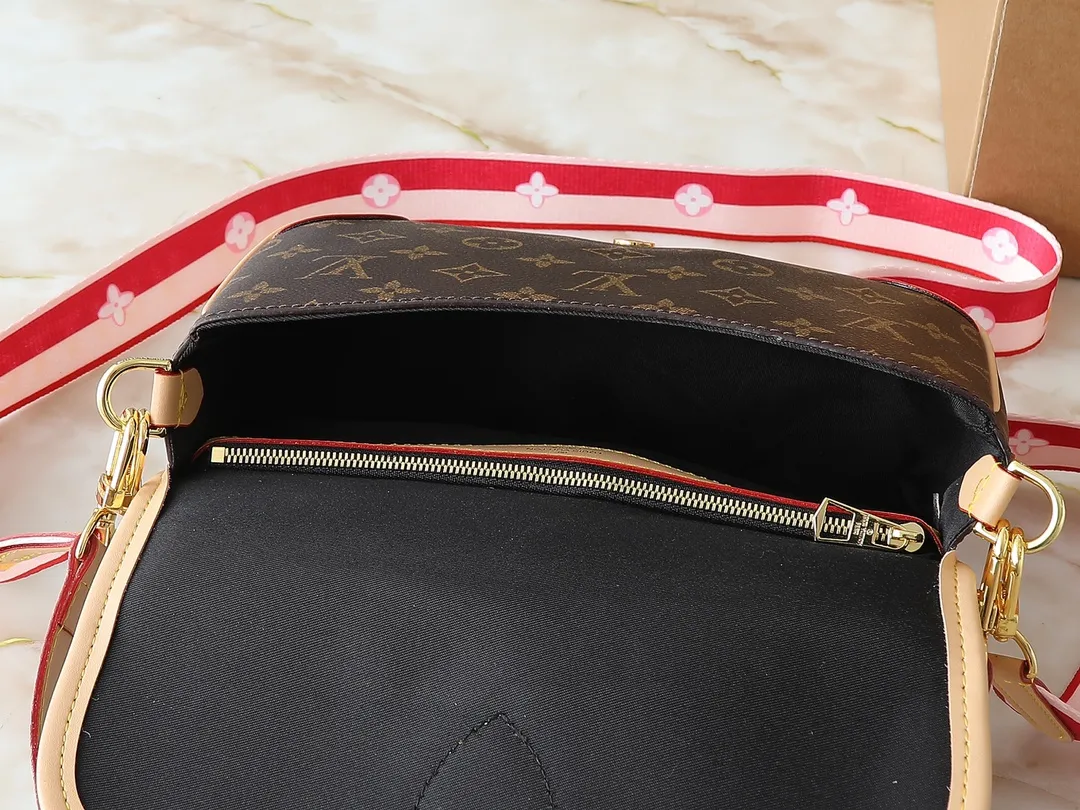 💰220💰Upgraded original M46583 M46584 M46386 M46388 M45985 all-leather baguette series new Diane handbag Diane satchel is made of Monogram Empreinte, made of the brand's iconic embossed leather. This versatile bag comes with a removable leather shoulder strap that can be worn on the shoulder or by hand, as well as a wide removable full leather crossbody bag with 'Louis Vuitton' printed strap. This versatile bag can be styled in chic or sporty fashion to match the overall style or mood. Dimensions: 25.0 × 9.0 × 15.0 cm