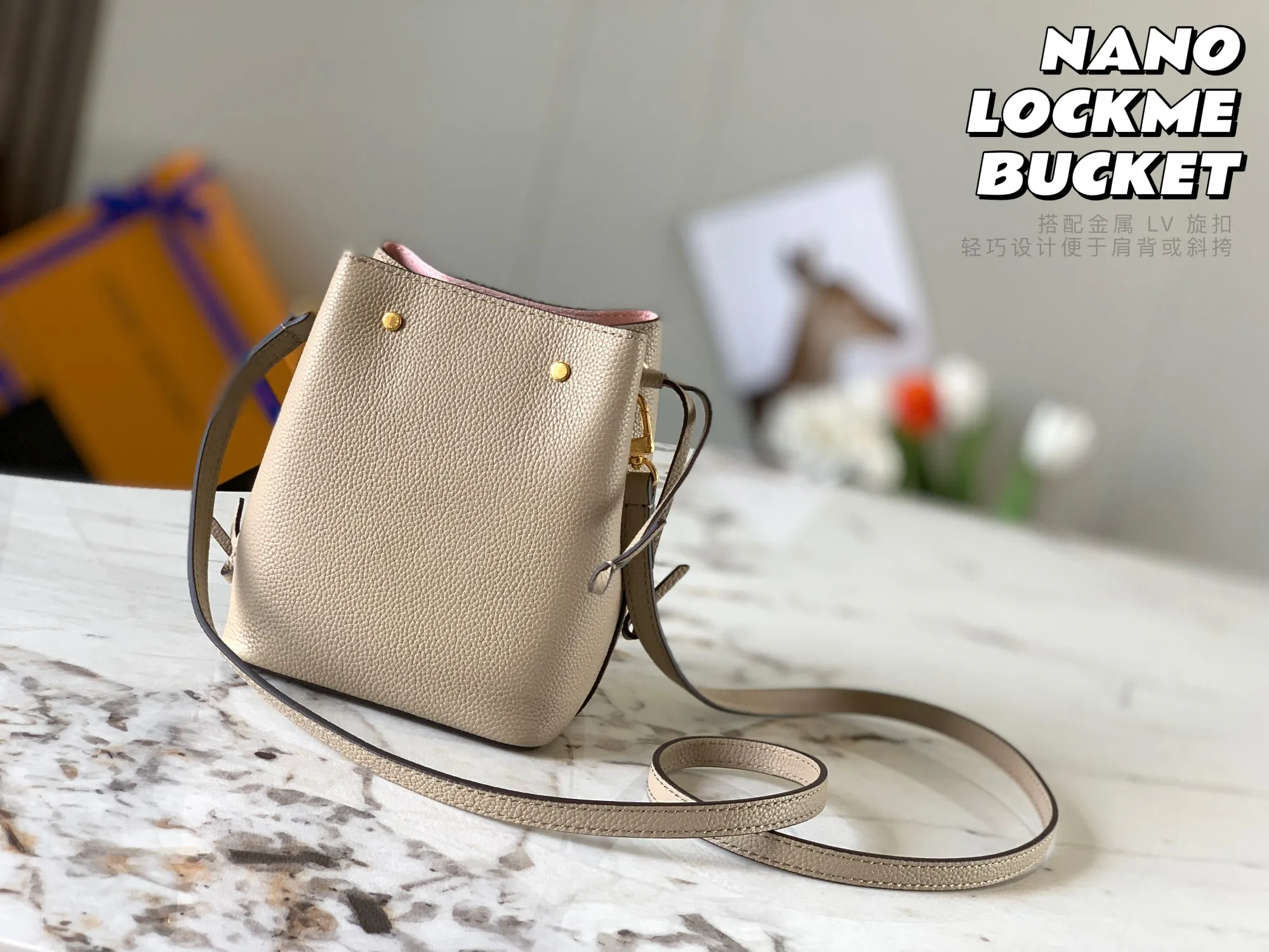 P1160 [original leather 💋 M69205 elephant gray] NANO LOCKME BUCKET handbag is made of soft grained calfskin, and the leather mini bucket drawstring mini ladies bucket is a pocket version of the Lockme Bucket handbag. Paired with a metal LV turn-lock, the lightweight design makes it easy to carry on the shoulder or cross-body. Detailed dimensions: 13.5x 16.0x 10.0 cm