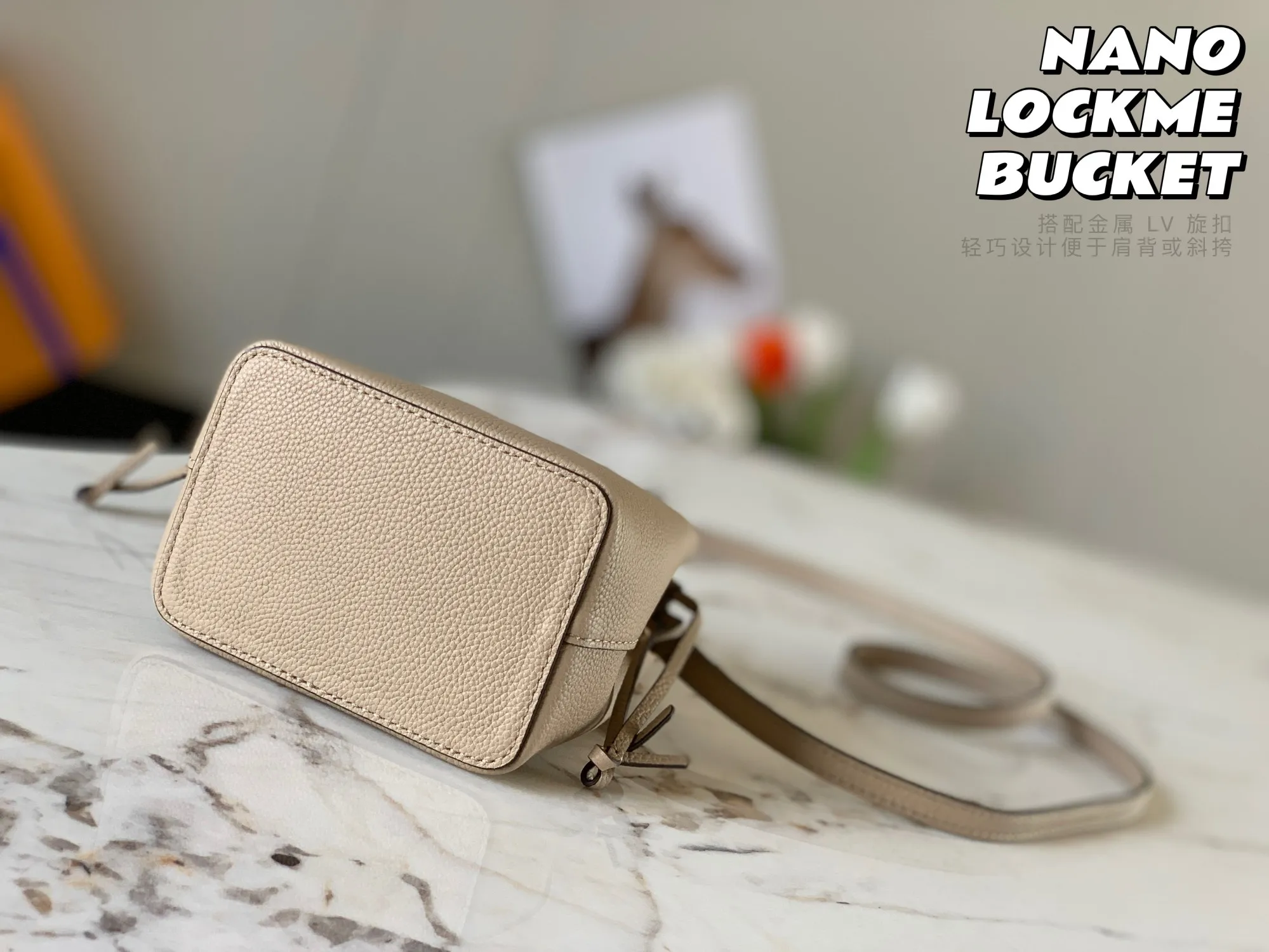 P1160 [original leather 💋 M69205 elephant gray] NANO LOCKME BUCKET handbag is made of soft grained calfskin, and the leather mini bucket drawstring mini ladies bucket is a pocket version of the Lockme Bucket handbag. Paired with a metal LV turn-lock, the lightweight design makes it easy to carry on the shoulder or cross-body. Detailed dimensions: 13.5x 16.0x 10.0 cm