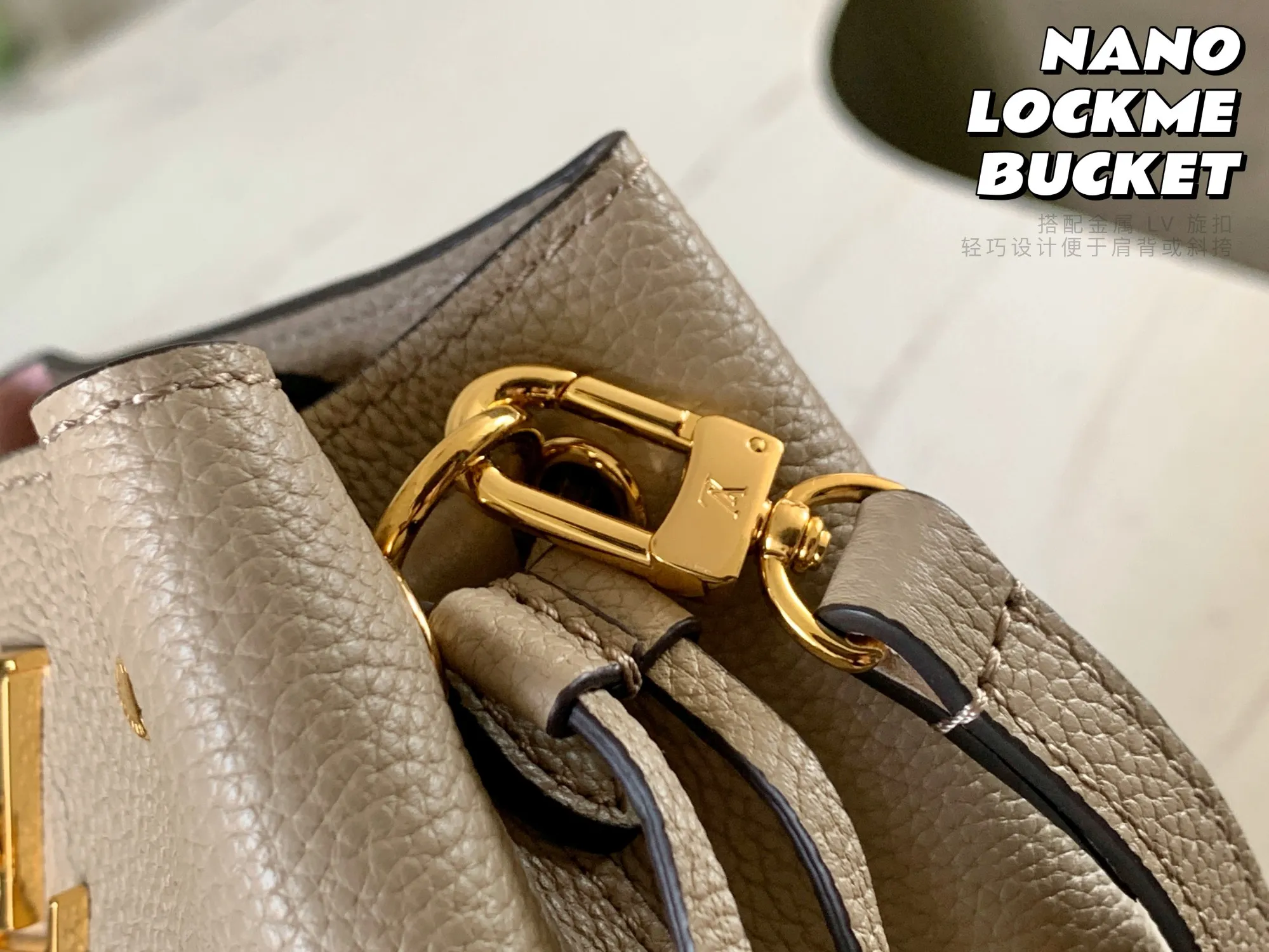 P1160 [original leather 💋 M69205 elephant gray] NANO LOCKME BUCKET handbag is made of soft grained calfskin, and the leather mini bucket drawstring mini ladies bucket is a pocket version of the Lockme Bucket handbag. Paired with a metal LV turn-lock, the lightweight design makes it easy to carry on the shoulder or cross-body. Detailed dimensions: 13.5x 16.0x 10.0 cm