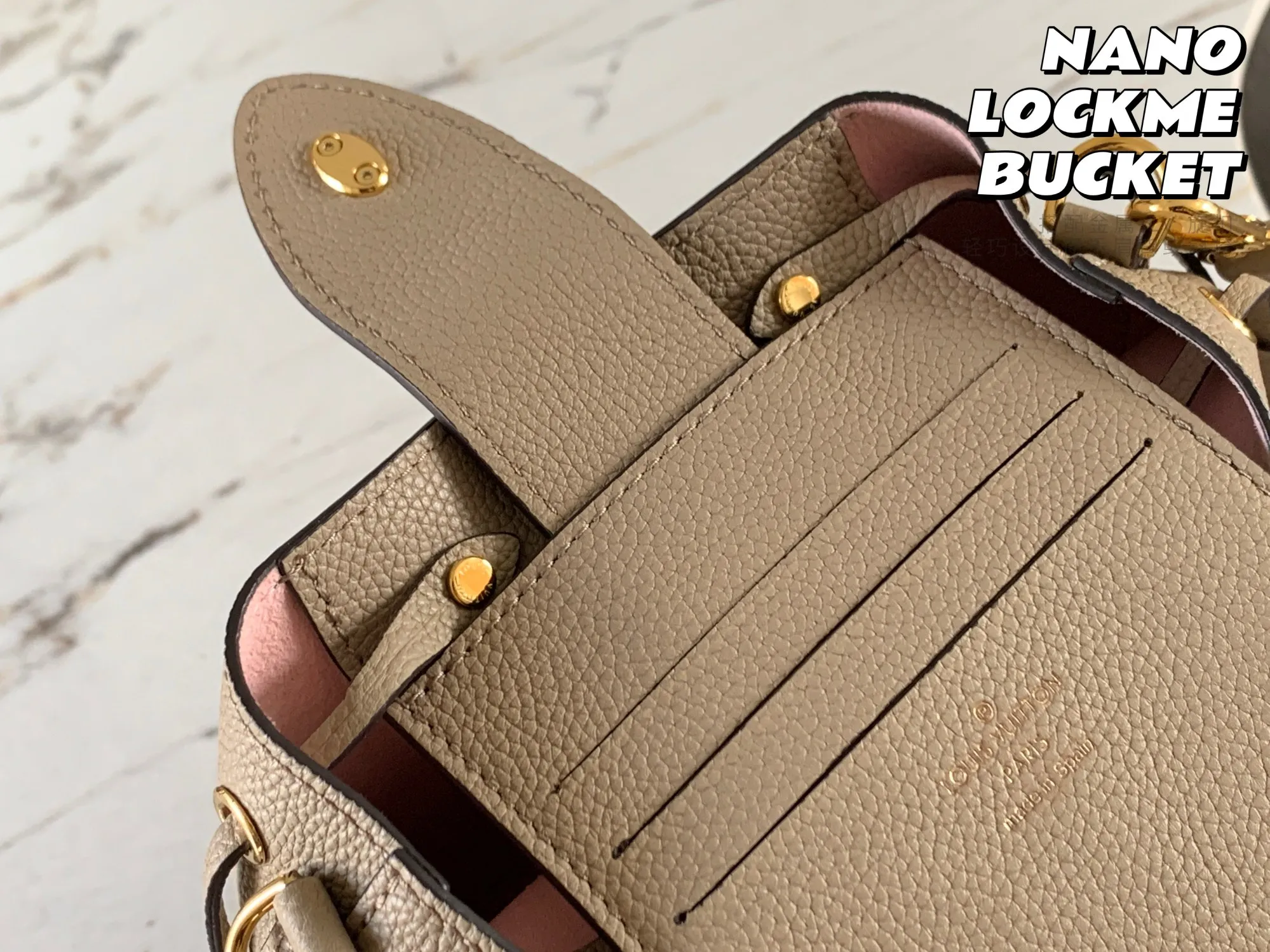 P1160 [original leather 💋 M69205 elephant gray] NANO LOCKME BUCKET handbag is made of soft grained calfskin, and the leather mini bucket drawstring mini ladies bucket is a pocket version of the Lockme Bucket handbag. Paired with a metal LV turn-lock, the lightweight design makes it easy to carry on the shoulder or cross-body. Detailed dimensions: 13.5x 16.0x 10.0 cm