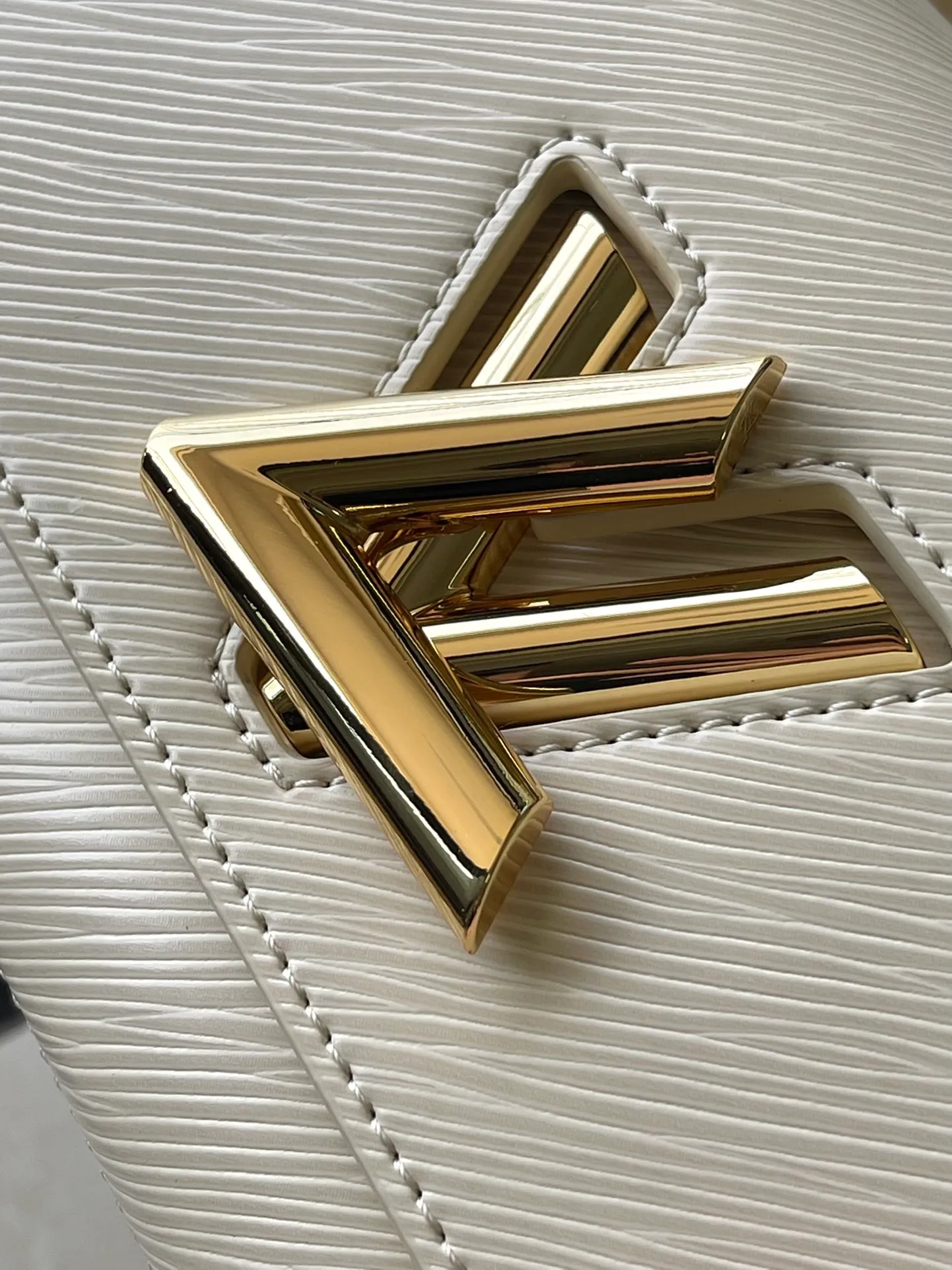 💰1140 (top-grain leather) top original order M24550 white This Twist West handbag has a slender configuration, giving the classic design a new season coolness. Epi leather is dip-dyed in modern colors, and LV Twist twist locks highlight the brand's identity. Comes with detachable shoulder strap and chain. Carry your daily essentials in a variety of ways. Dimensions: 23.5 × 12 × 7 cm