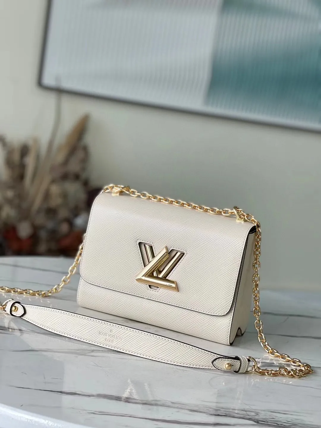 💰1160 (top-grain leather) top original single M59761 off-white Twist chain bag hand. The 2015 Cruise early spring series announced the neoclassical style for the first time. This medium-sized handbag is made of the brand's iconic Epi leather and is embellished with a sculptural Twist lock that releases the dazzling luster of the metal. The wavy bottom of the bag has a hidden storage capacity; the sliding chain shoulder strap can be folded or unfolded to carry it on the shoulder or cross-body, allowing it to be worn day and night with its aesthetic elegance. Dimensions: 23×17x9.5 cm